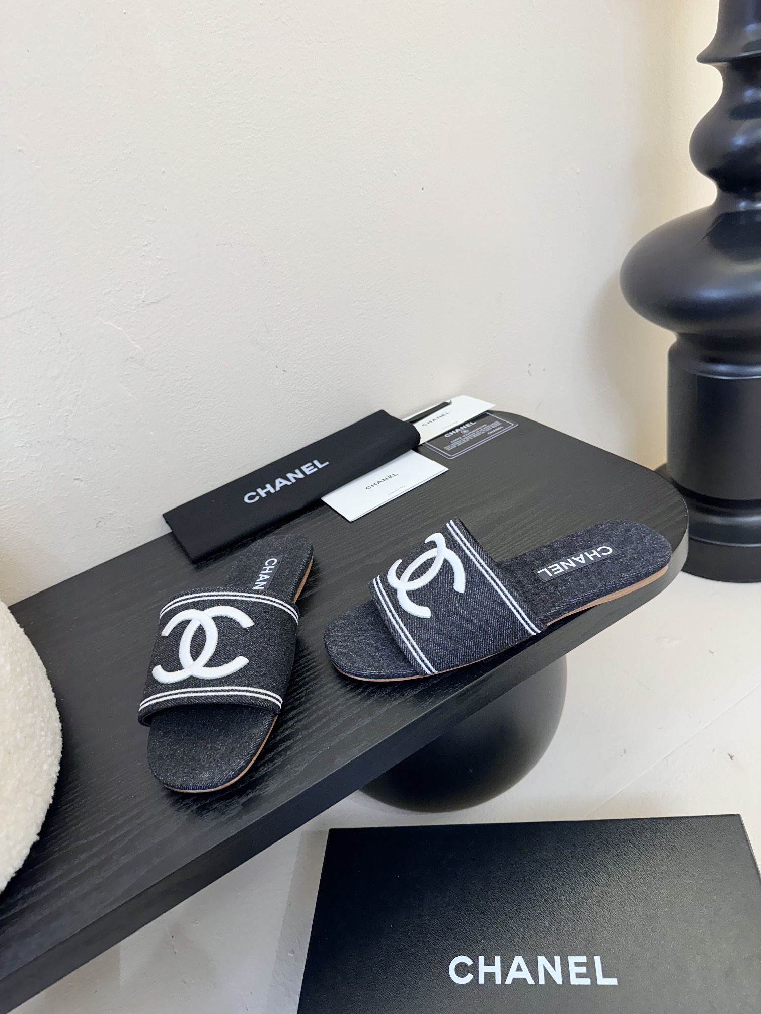 
Chanel 小香 25ss 春夏新品度假 牛仔布懒人拖鞋

小香的一款全新设计 简约百搭上脚超级美的