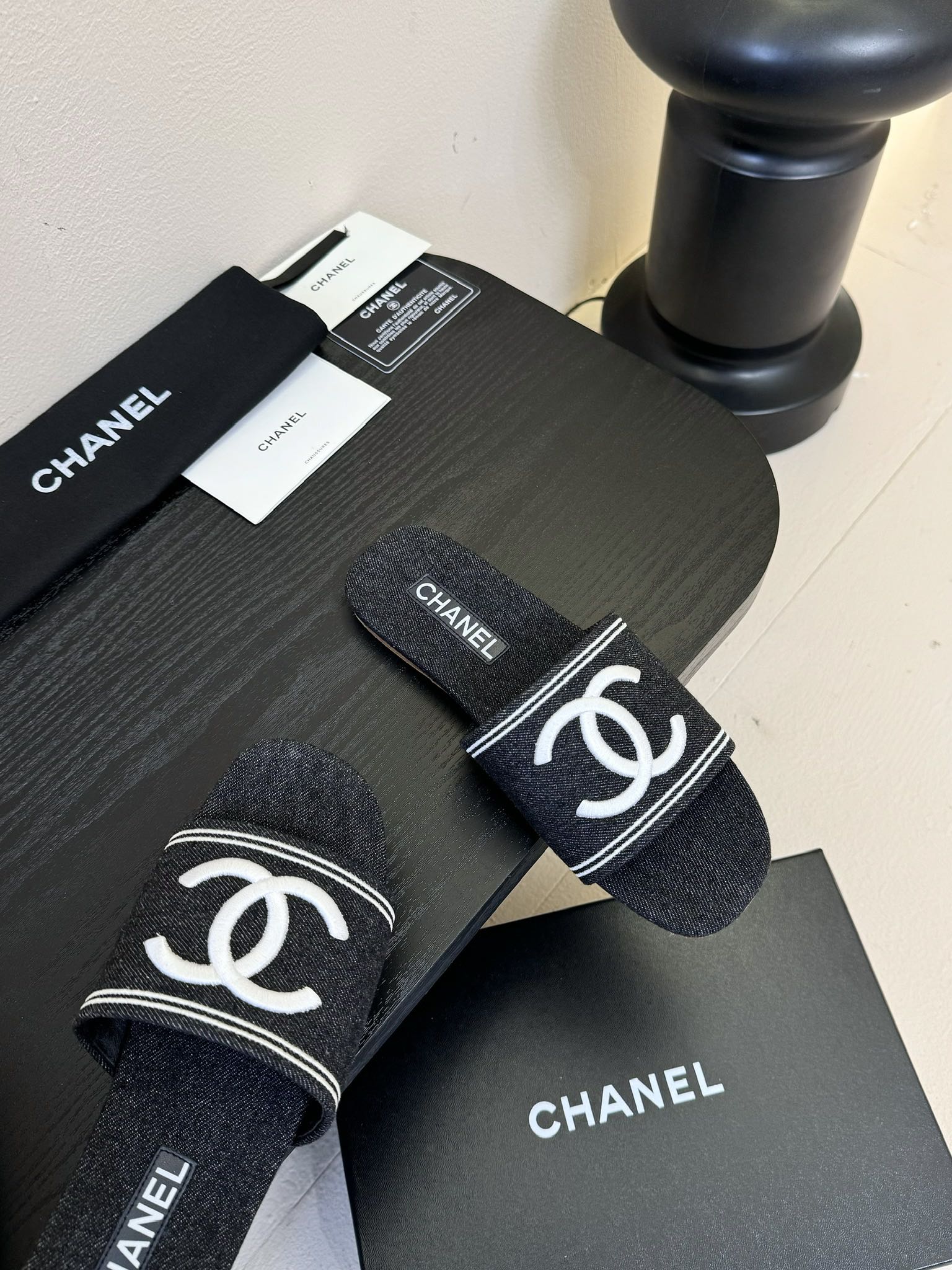 
Chanel 小香 25ss 春夏新品度假 牛仔布懒人拖鞋

小香的一款全新设计 简约百搭上脚超级美的