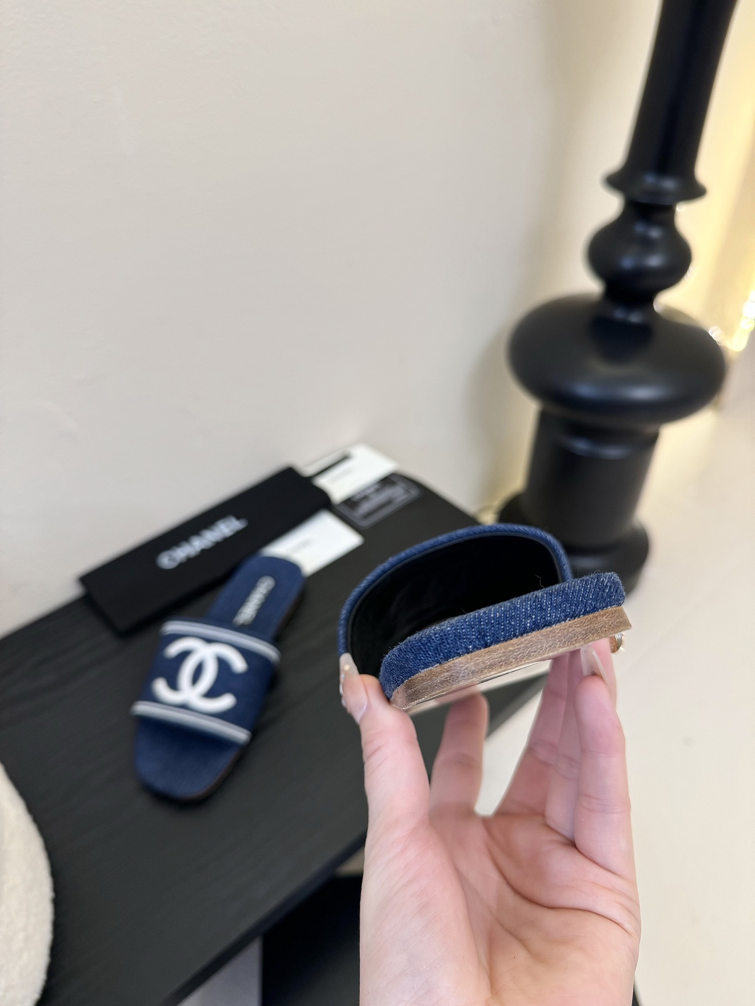 
Chanel 小香 25ss 春夏新品度假 牛仔布懒人拖鞋

小香的一款全新设计 简约百搭上脚超级美的