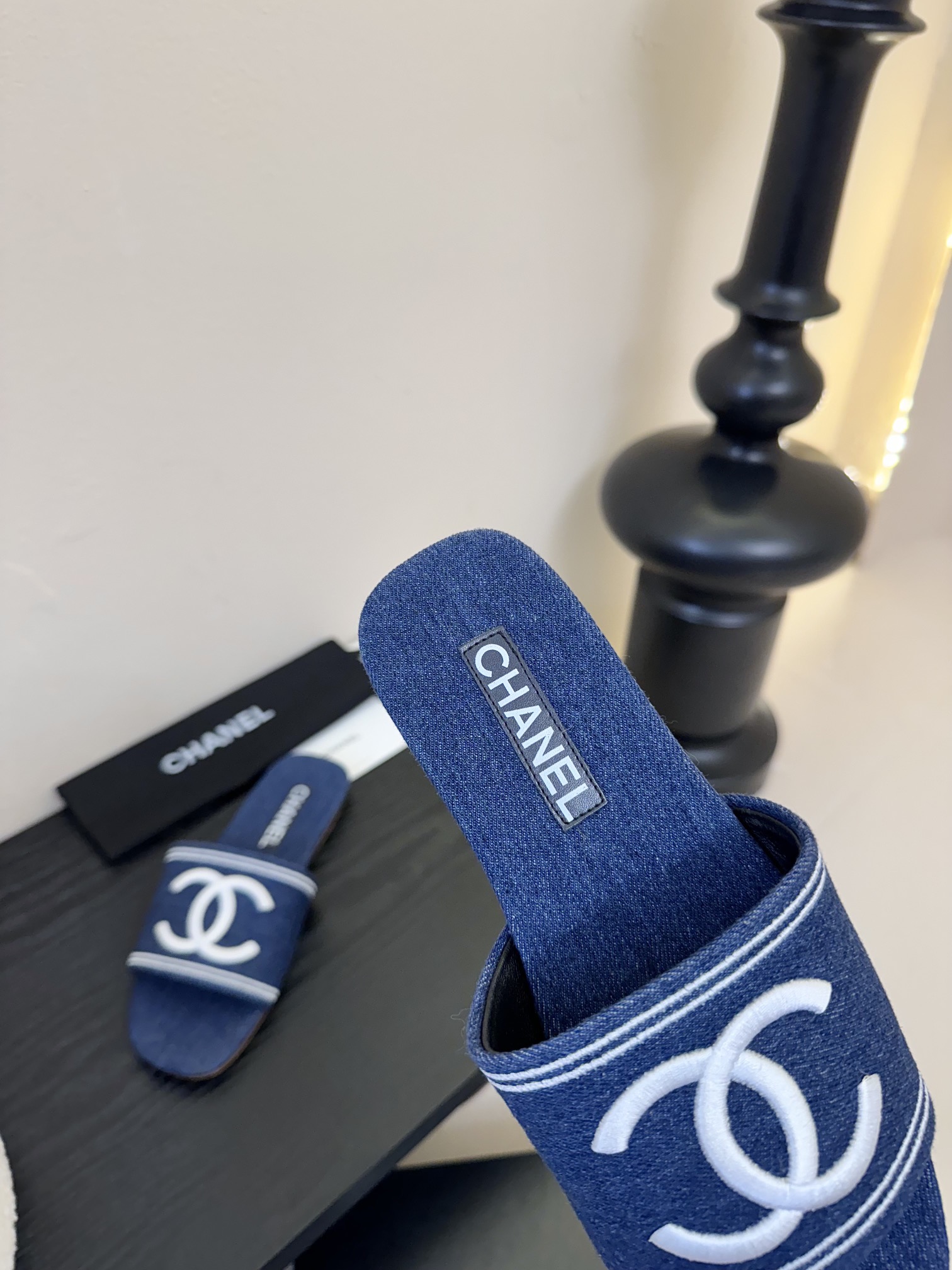 
Chanel 小香 25ss 春夏新品度假 牛仔布懒人拖鞋

小香的一款全新设计 简约百搭上脚超级美的