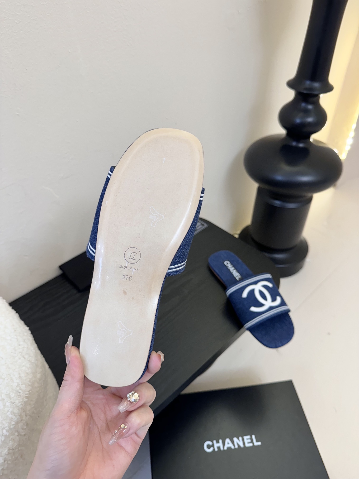 
Chanel 小香 25ss 春夏新品度假 牛仔布懒人拖鞋

小香的一款全新设计 简约百搭上脚超级美的
