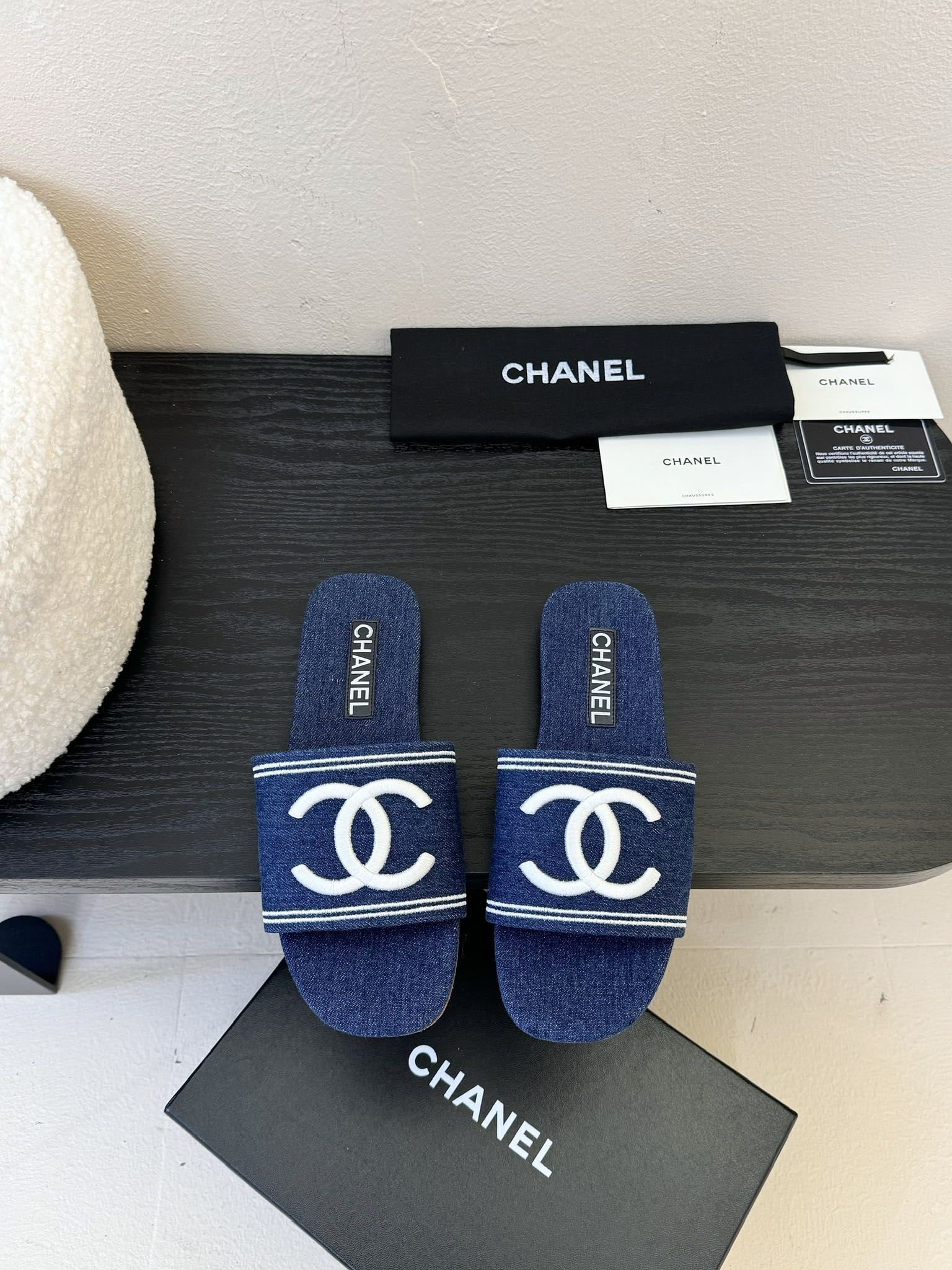 
Chanel 小香 25ss 春夏新品度假 牛仔布懒人拖鞋

小香的一款全新设计 简约百搭上脚超级美的