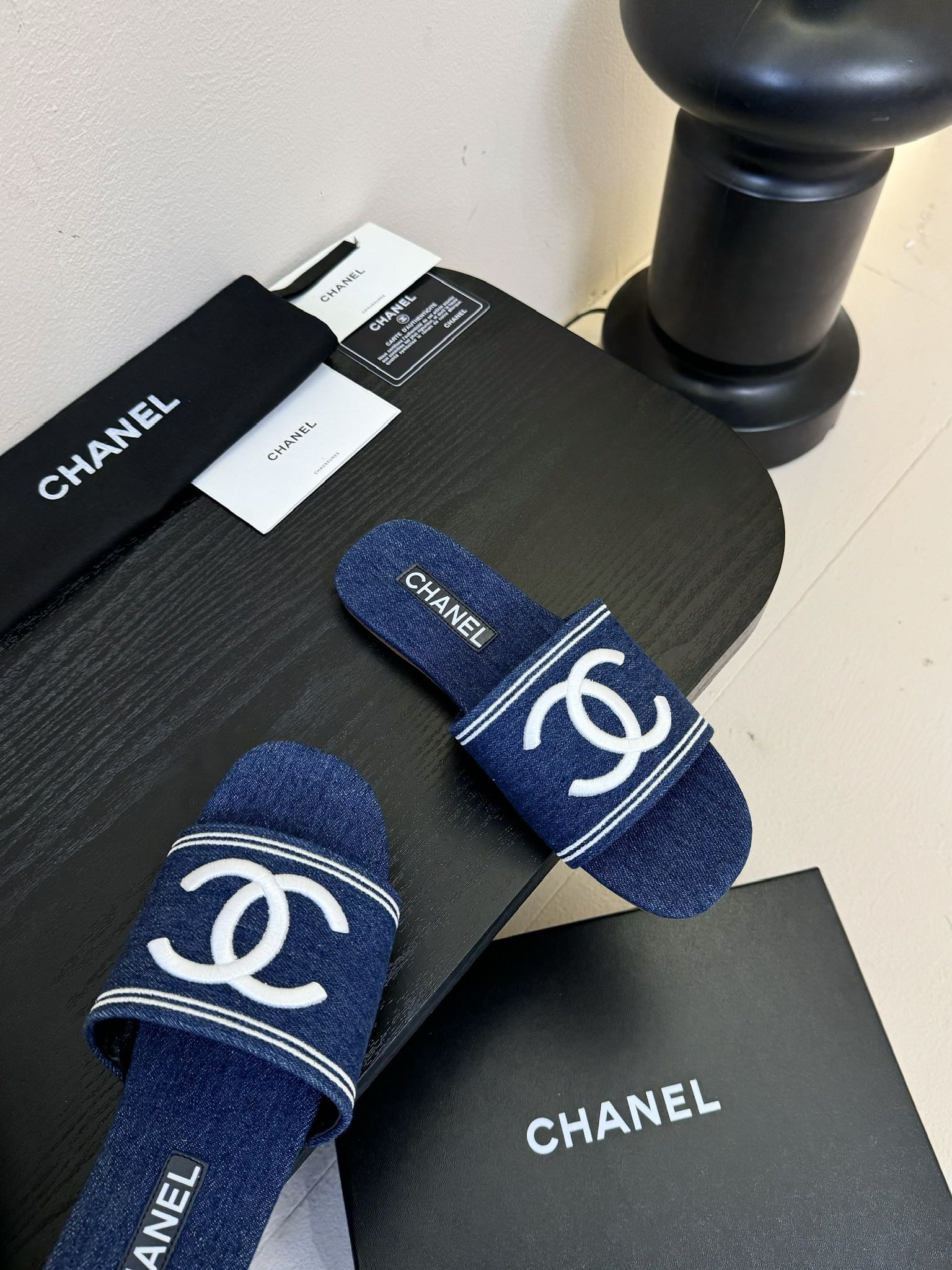 
Chanel 小香 25ss 春夏新品度假 牛仔布懒人拖鞋

小香的一款全新设计 简约百搭上脚超级美的