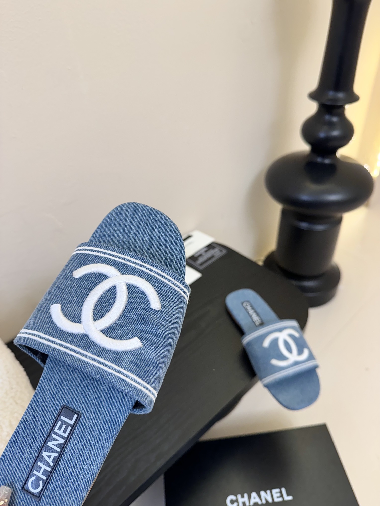 
Chanel 小香 25ss 春夏新品度假 牛仔布懒人拖鞋

小香的一款全新设计 简约百搭上脚超级美的