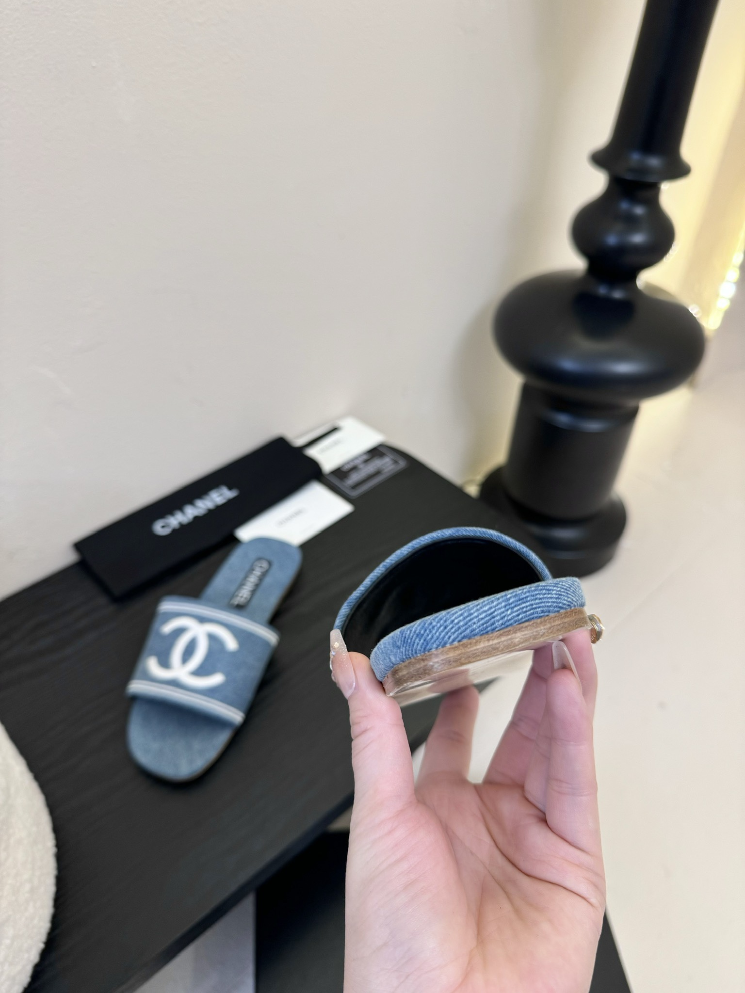 
Chanel 小香 25ss 春夏新品度假 牛仔布懒人拖鞋

小香的一款全新设计 简约百搭上脚超级美的