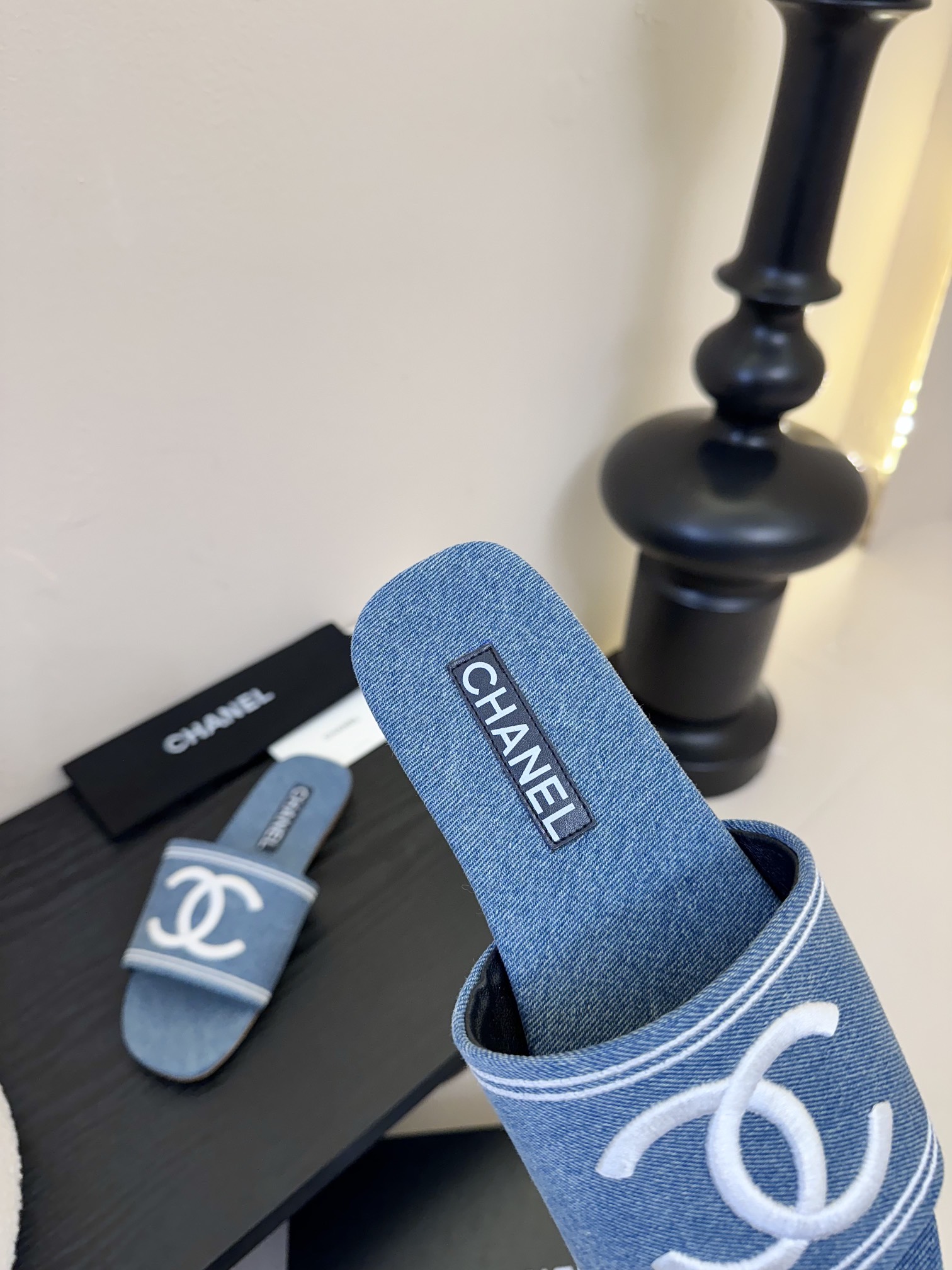 
Chanel 小香 25ss 春夏新品度假 牛仔布懒人拖鞋

小香的一款全新设计 简约百搭上脚超级美的