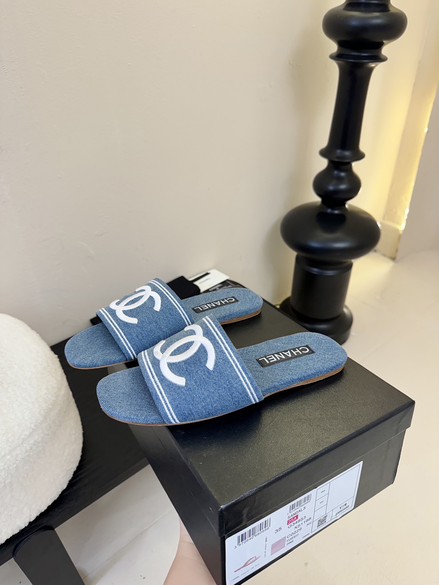 
Chanel 小香 25ss 春夏新品度假 牛仔布懒人拖鞋

小香的一款全新设计 简约百搭上脚超级美的