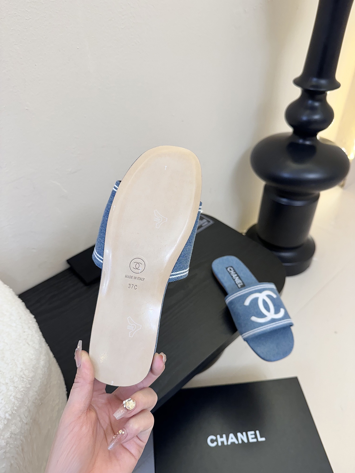 
Chanel 小香 25ss 春夏新品度假 牛仔布懒人拖鞋

小香的一款全新设计 简约百搭上脚超级美的