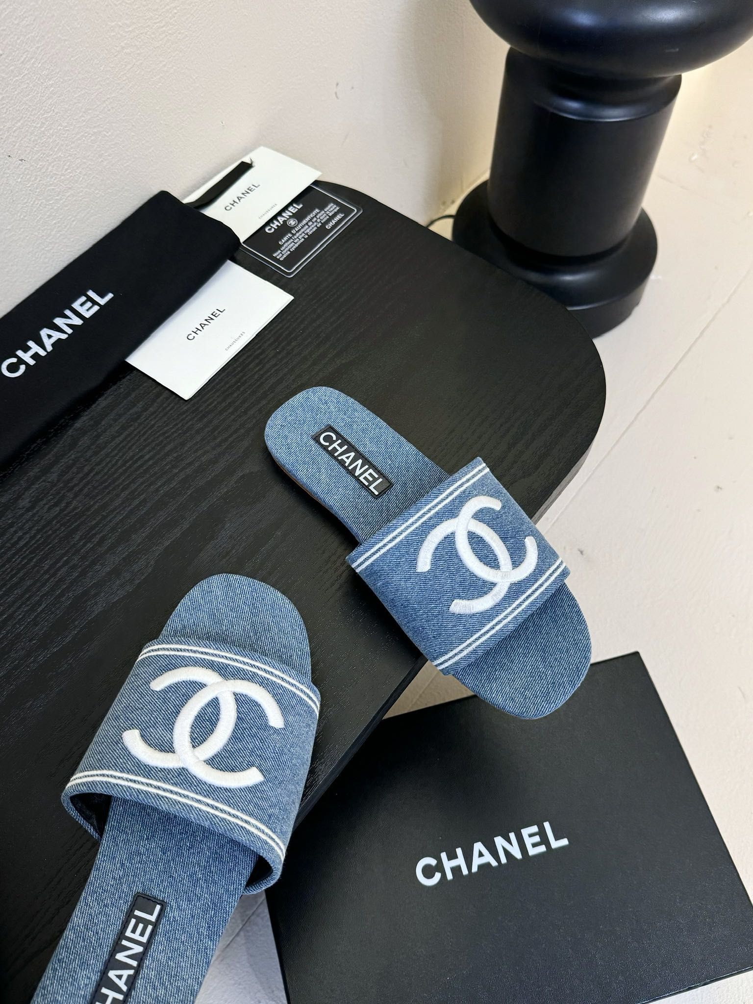 
Chanel 小香 25ss 春夏新品度假 牛仔布懒人拖鞋

小香的一款全新设计 简约百搭上脚超级美的