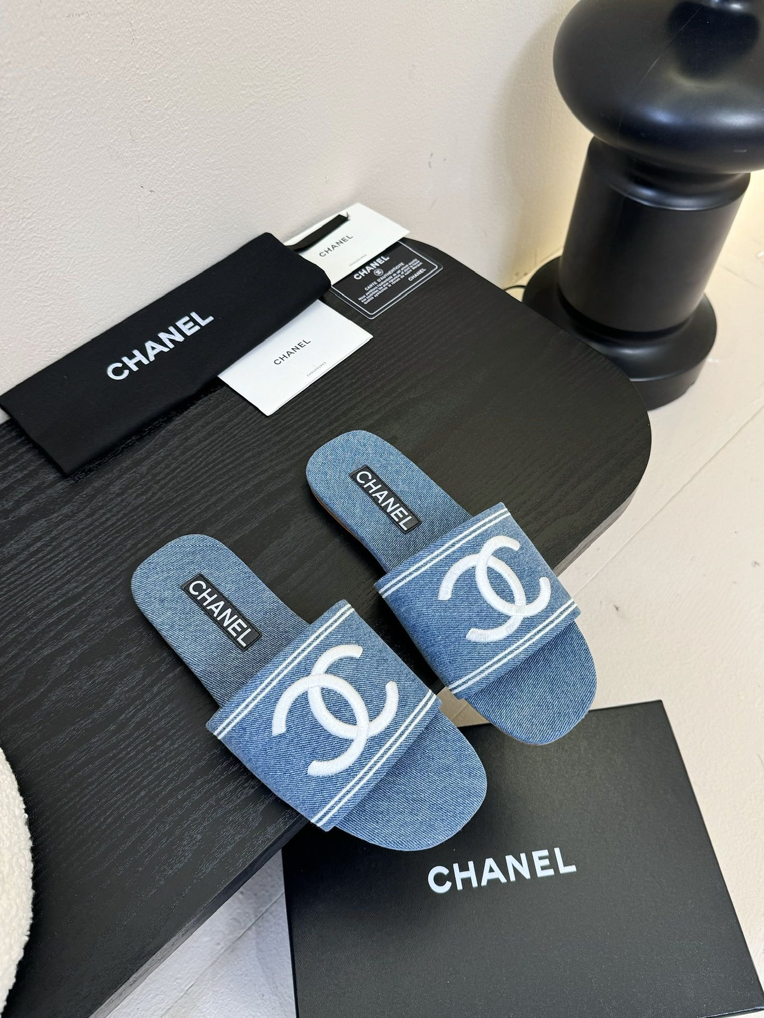 
Chanel 小香 25ss 春夏新品度假 牛仔布懒人拖鞋

小香的一款全新设计 简约百搭上脚超级美的