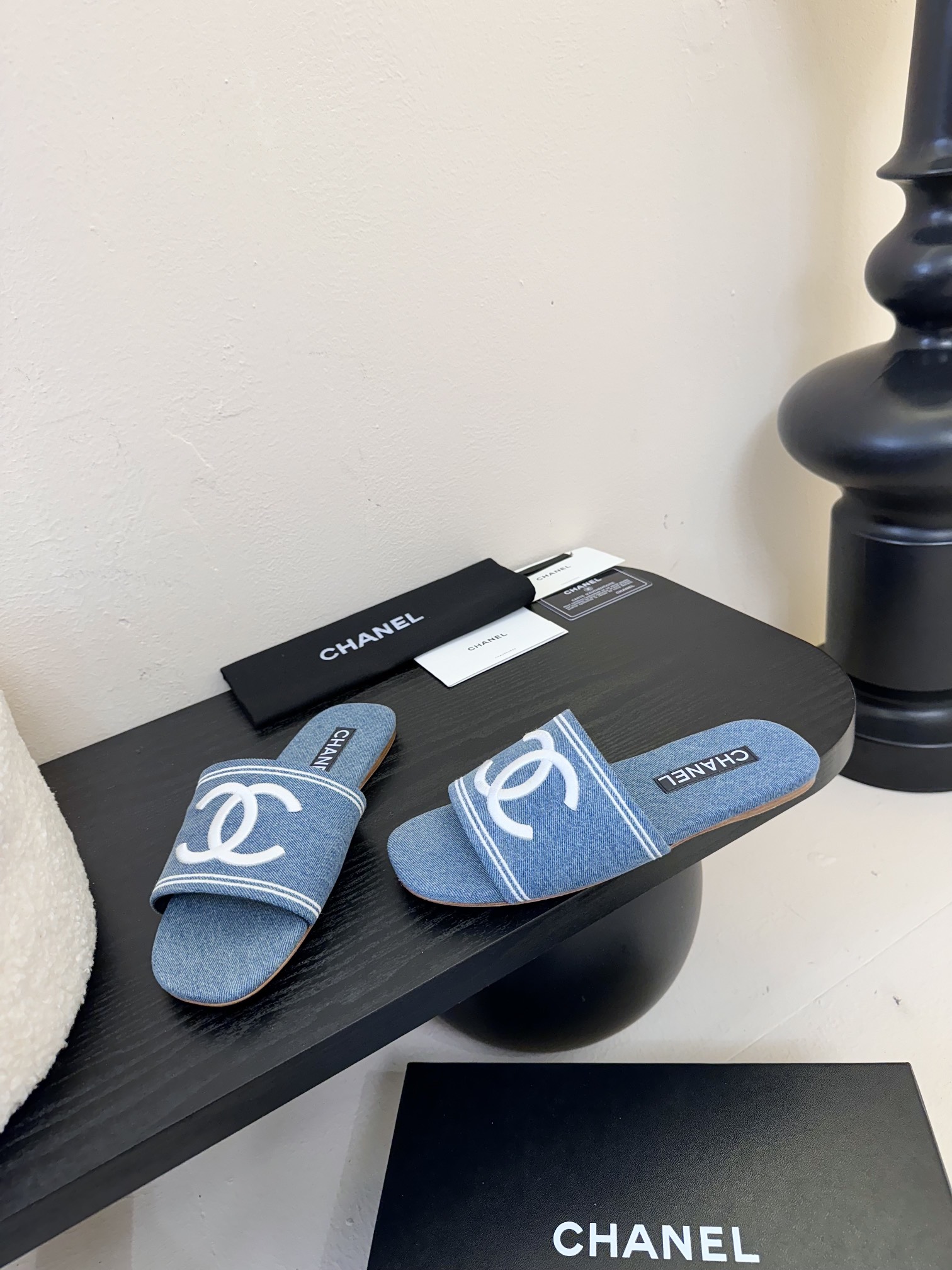 
Chanel 小香 25ss 春夏新品度假 牛仔布懒人拖鞋

小香的一款全新设计 简约百搭上脚超级美的