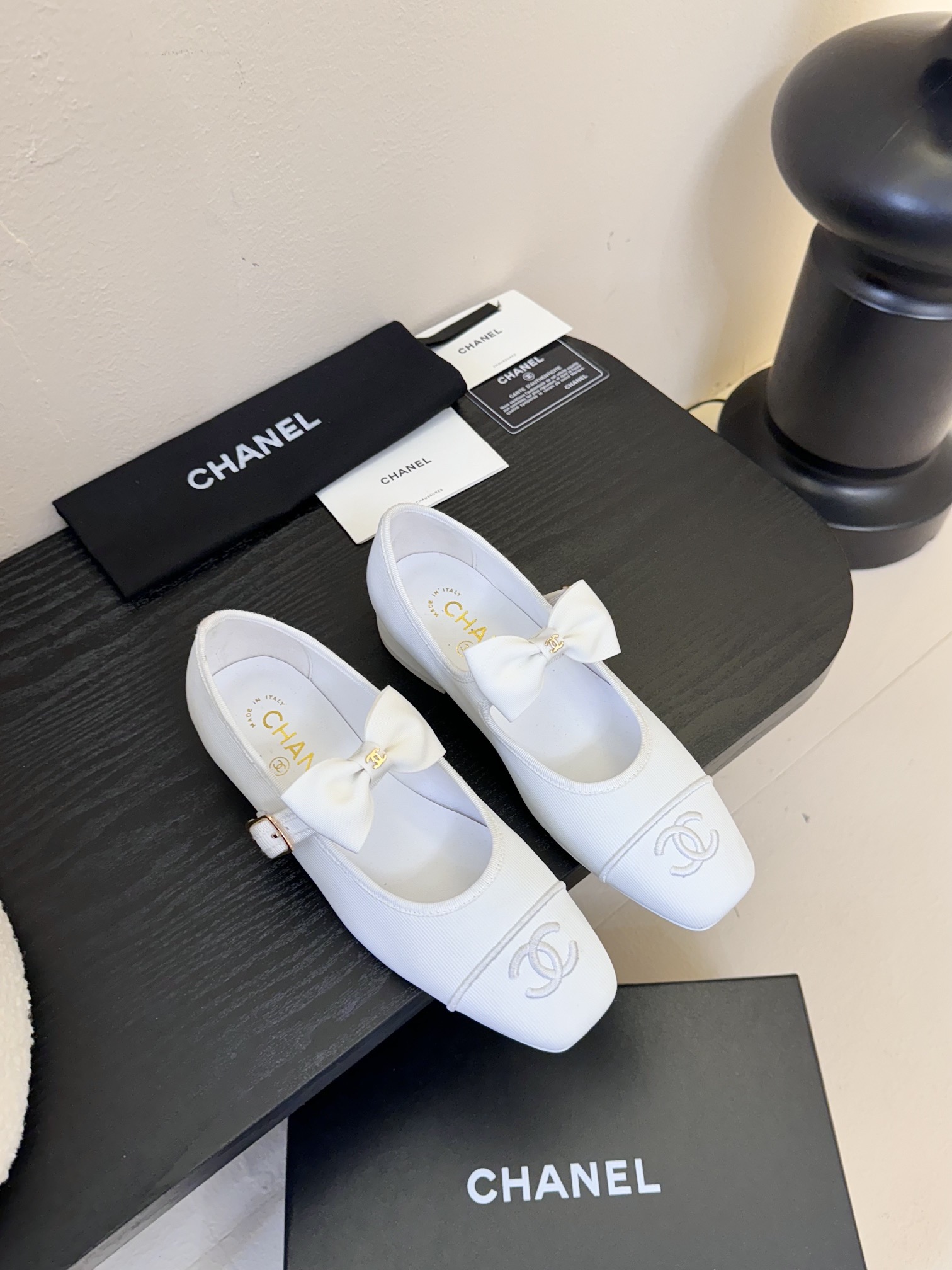 
CHANE*｜小香25。春夏新品
蝴蝶结玛丽珍鞋
法式风情 真是美到心尖尖上啦！
优雅又浪漫的仙女应该