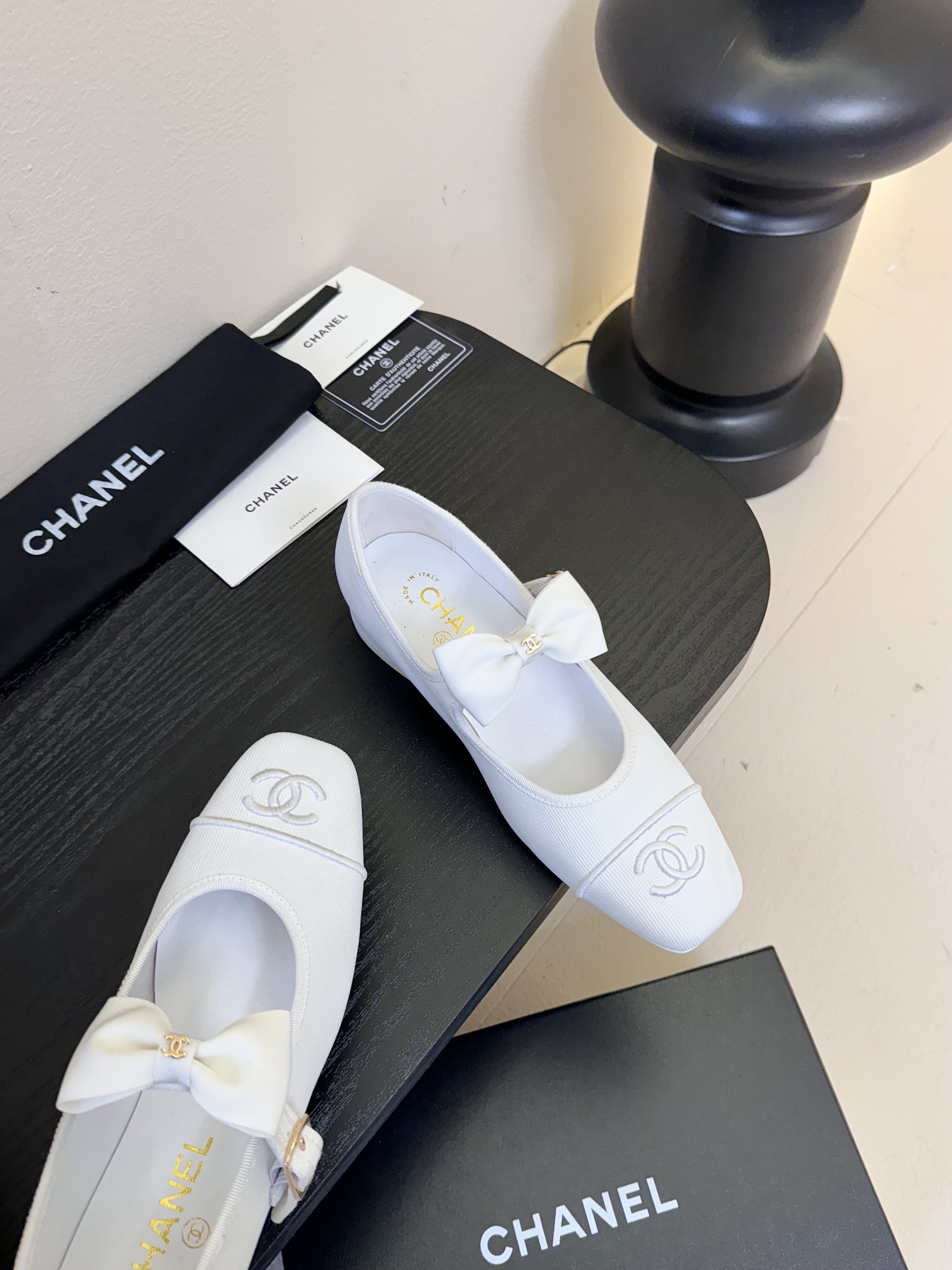 
CHANE*｜小香25。春夏新品
蝴蝶结玛丽珍鞋
法式风情 真是美到心尖尖上啦！
优雅又浪漫的仙女应该