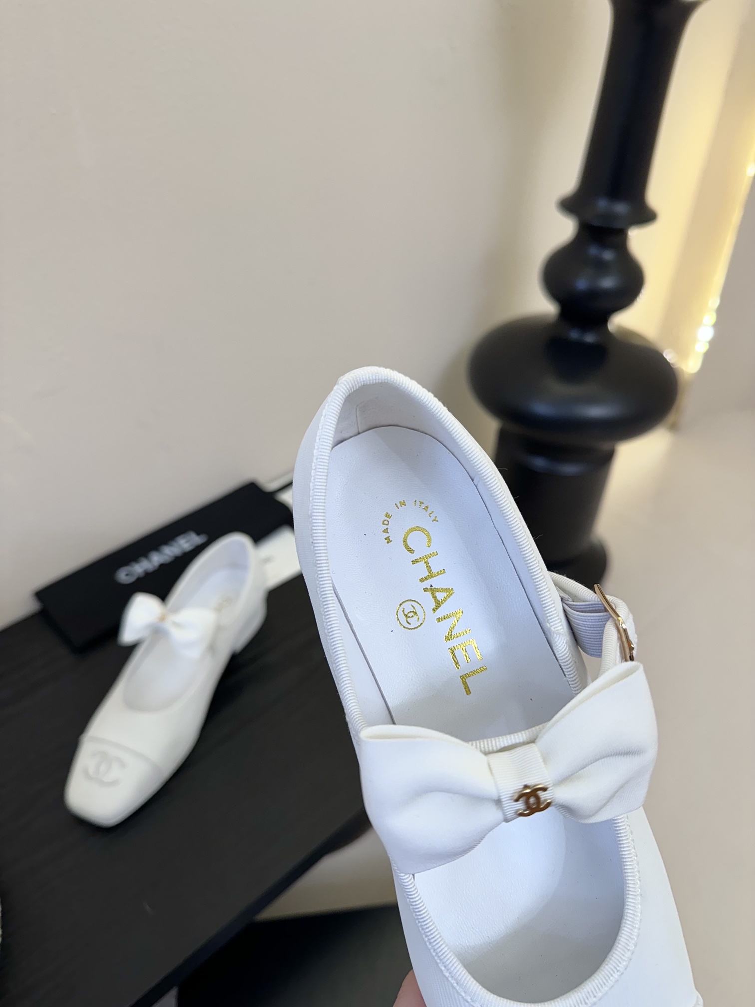 
CHANE*｜小香25。春夏新品
蝴蝶结玛丽珍鞋
法式风情 真是美到心尖尖上啦！
优雅又浪漫的仙女应该