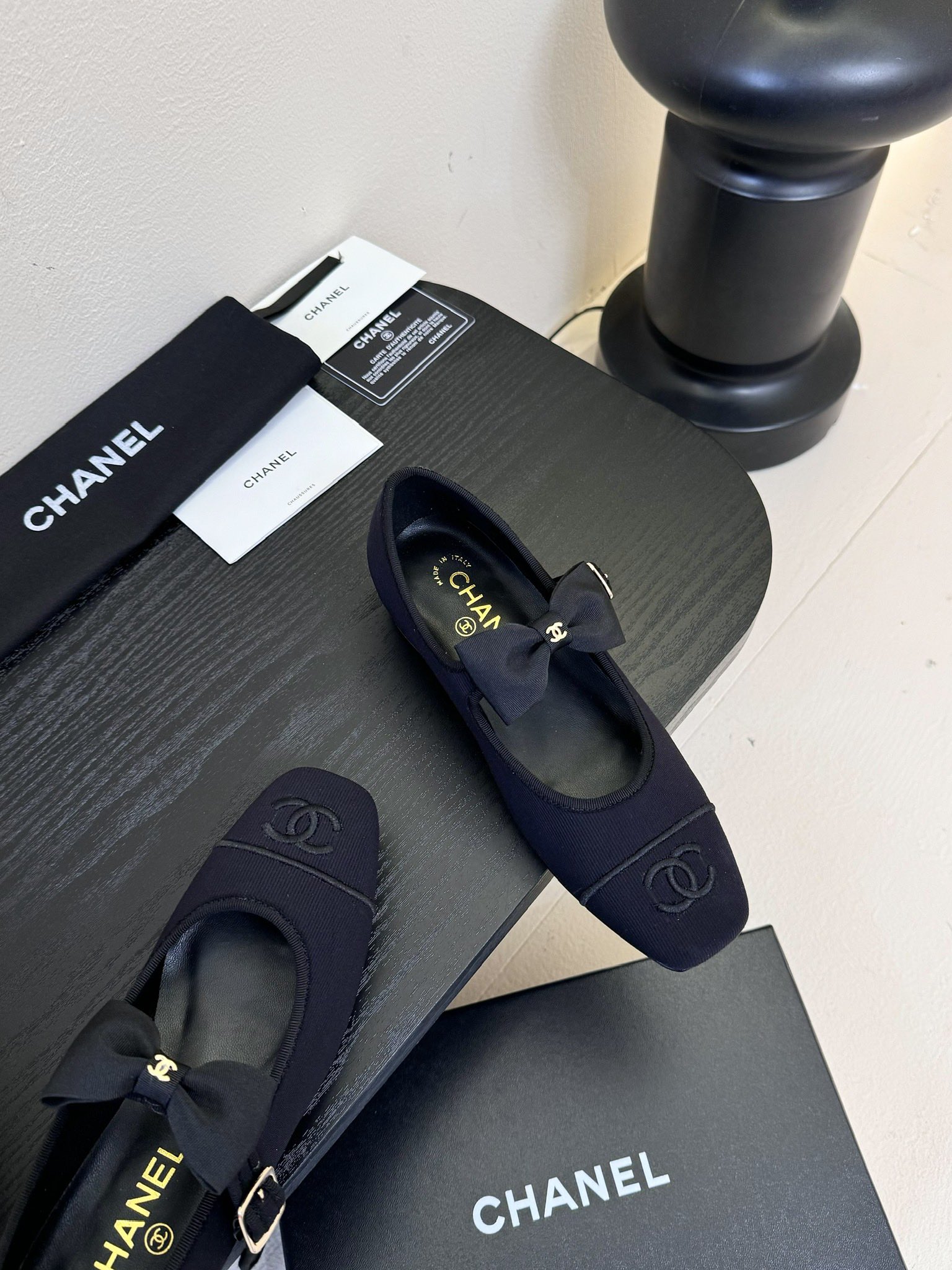 
CHANE*｜小香25。春夏新品
蝴蝶结玛丽珍鞋
法式风情 真是美到心尖尖上啦！
优雅又浪漫的仙女应该
