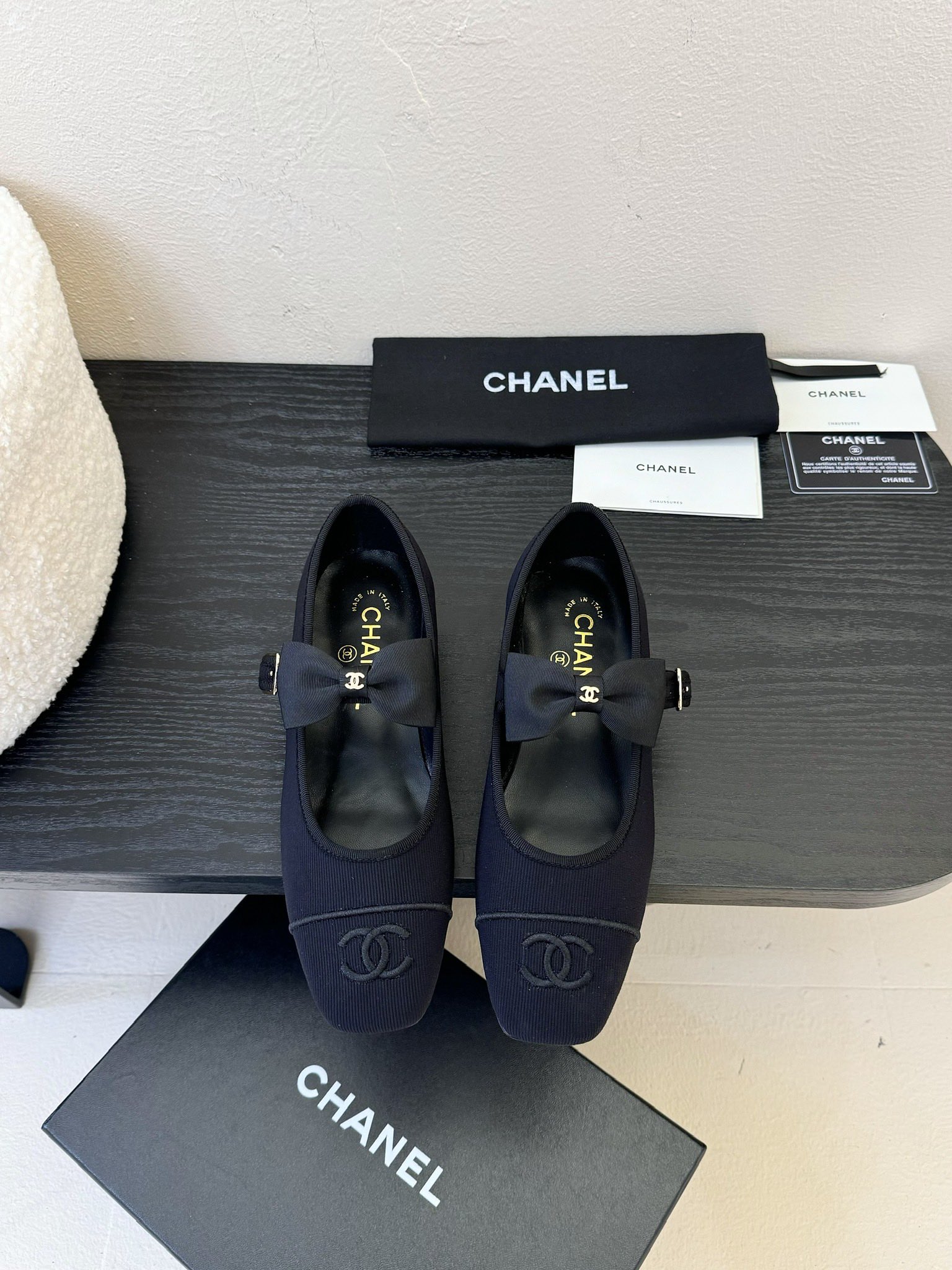 
CHANE*｜小香25。春夏新品
蝴蝶结玛丽珍鞋
法式风情 真是美到心尖尖上啦！
优雅又浪漫的仙女应该