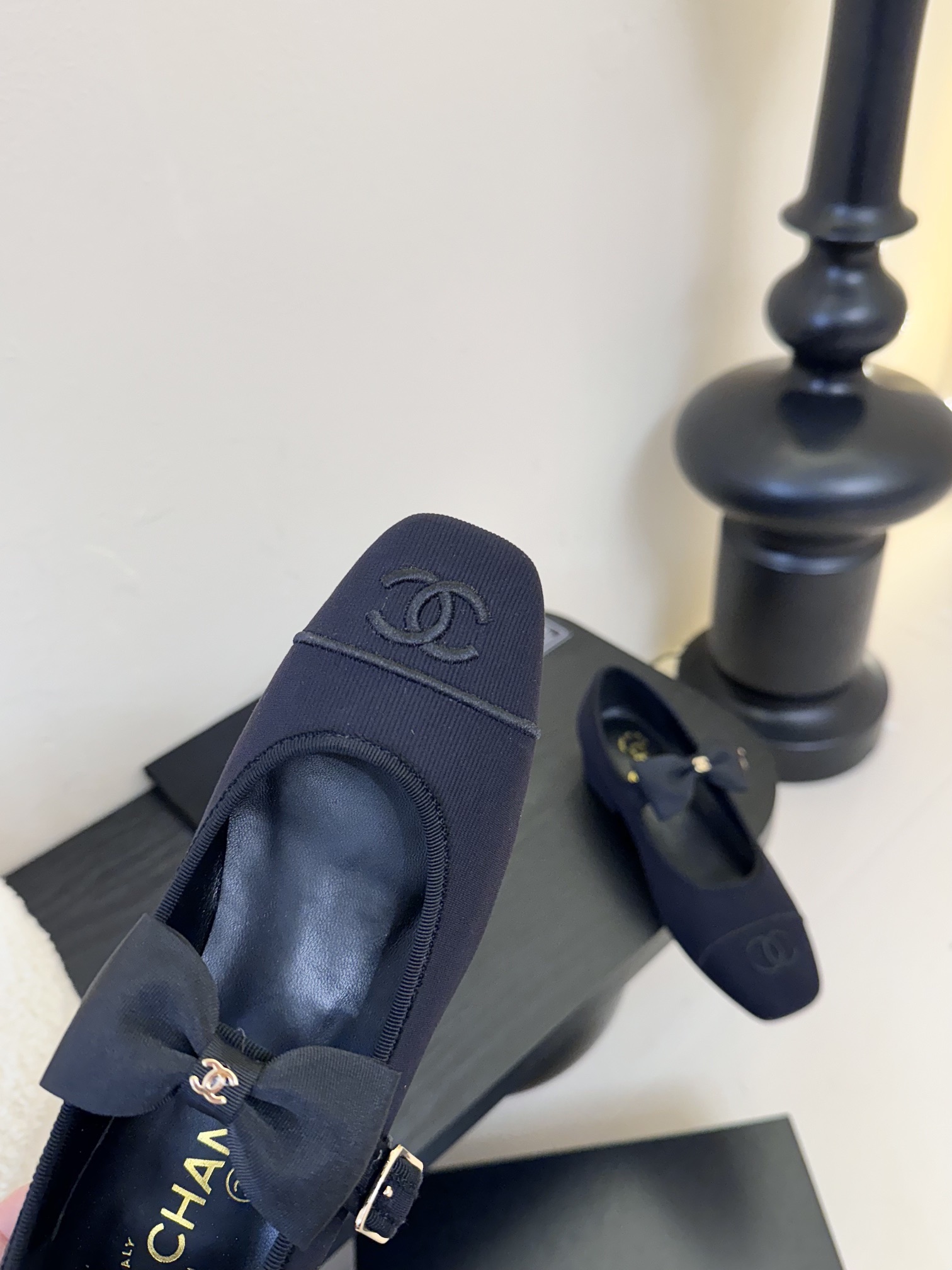 
CHANE*｜小香25。春夏新品
蝴蝶结玛丽珍鞋
法式风情 真是美到心尖尖上啦！
优雅又浪漫的仙女应该
