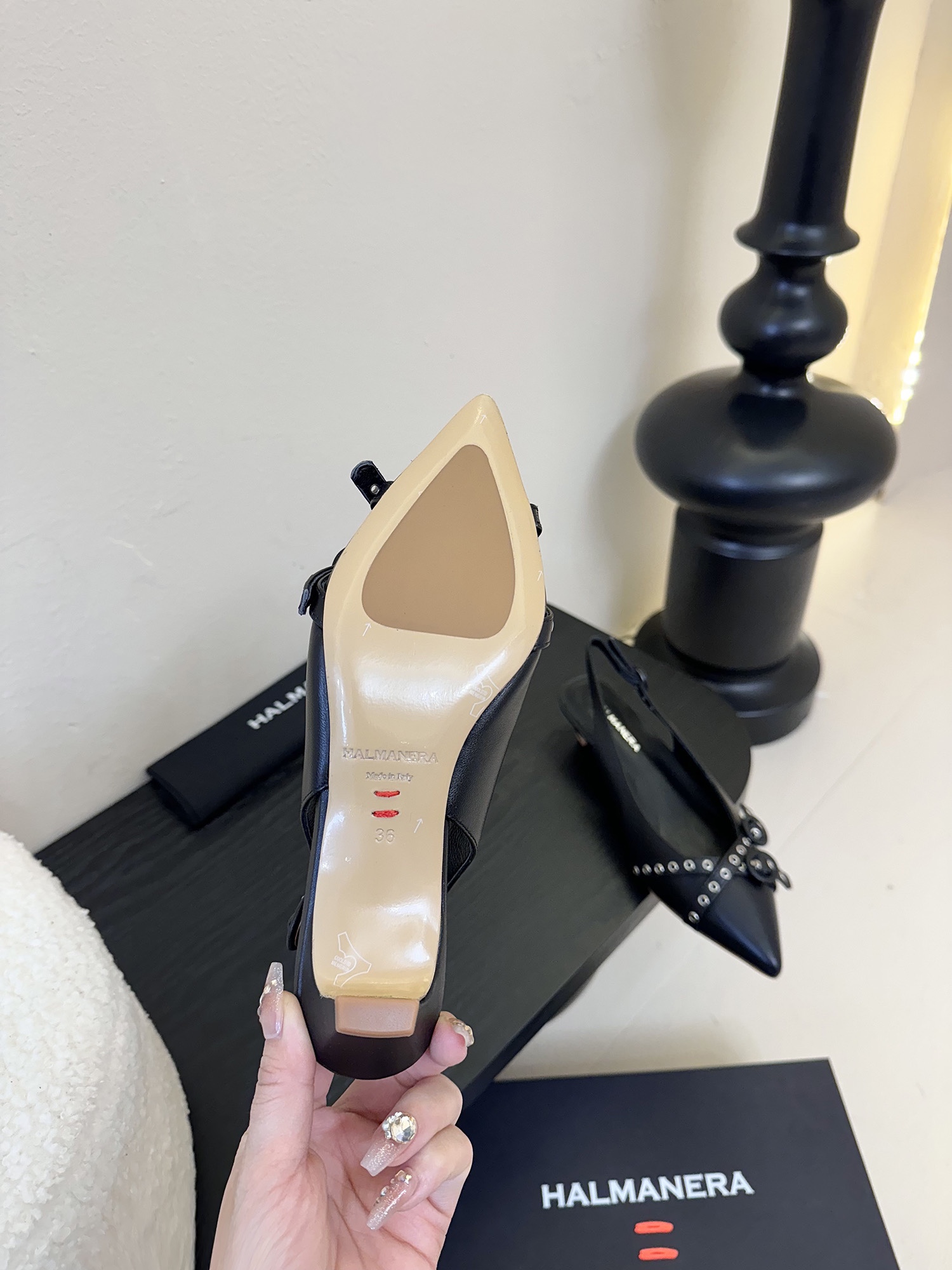 
HALMANERA25春夏新款猫跟尖头扣带后空凉鞋！超级舒服的一款凉鞋！个性十足的潮味、让人一上脚就基