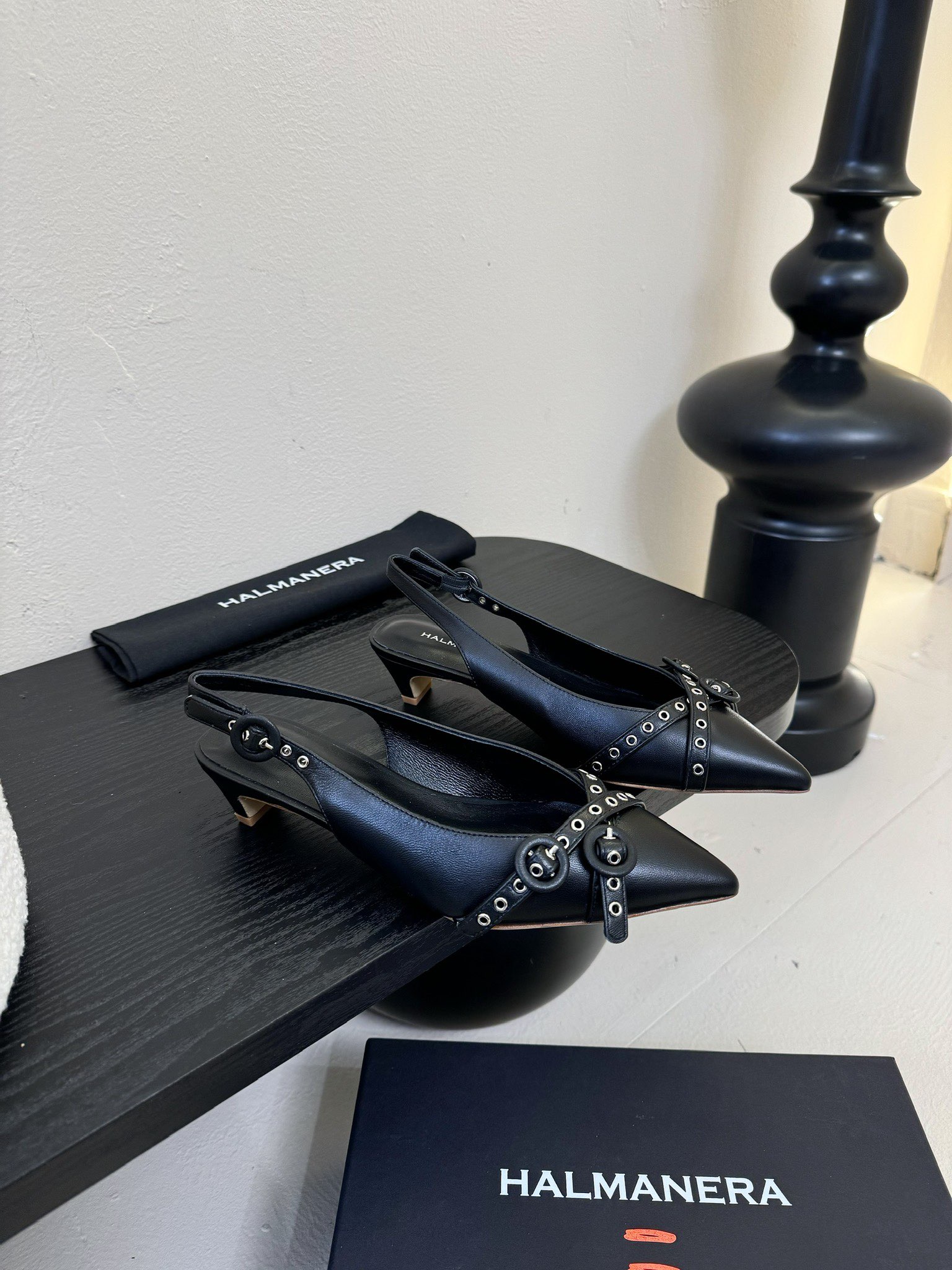 
HALMANERA25春夏新款猫跟尖头扣带后空凉鞋！超级舒服的一款凉鞋！个性十足的潮味、让人一上脚就基