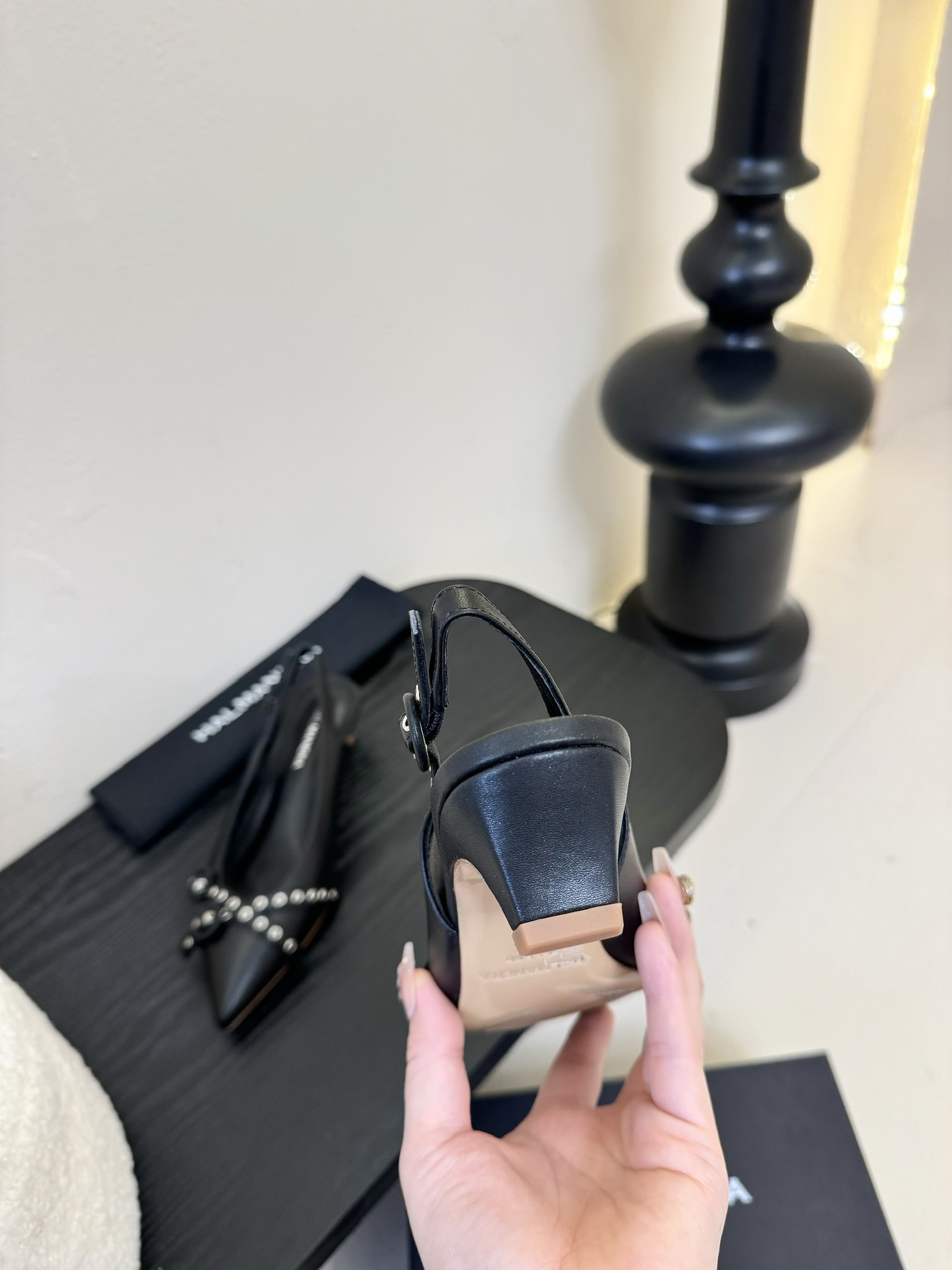 
HALMANERA25春夏新款猫跟尖头扣带后空凉鞋！超级舒服的一款凉鞋！个性十足的潮味、让人一上脚就基