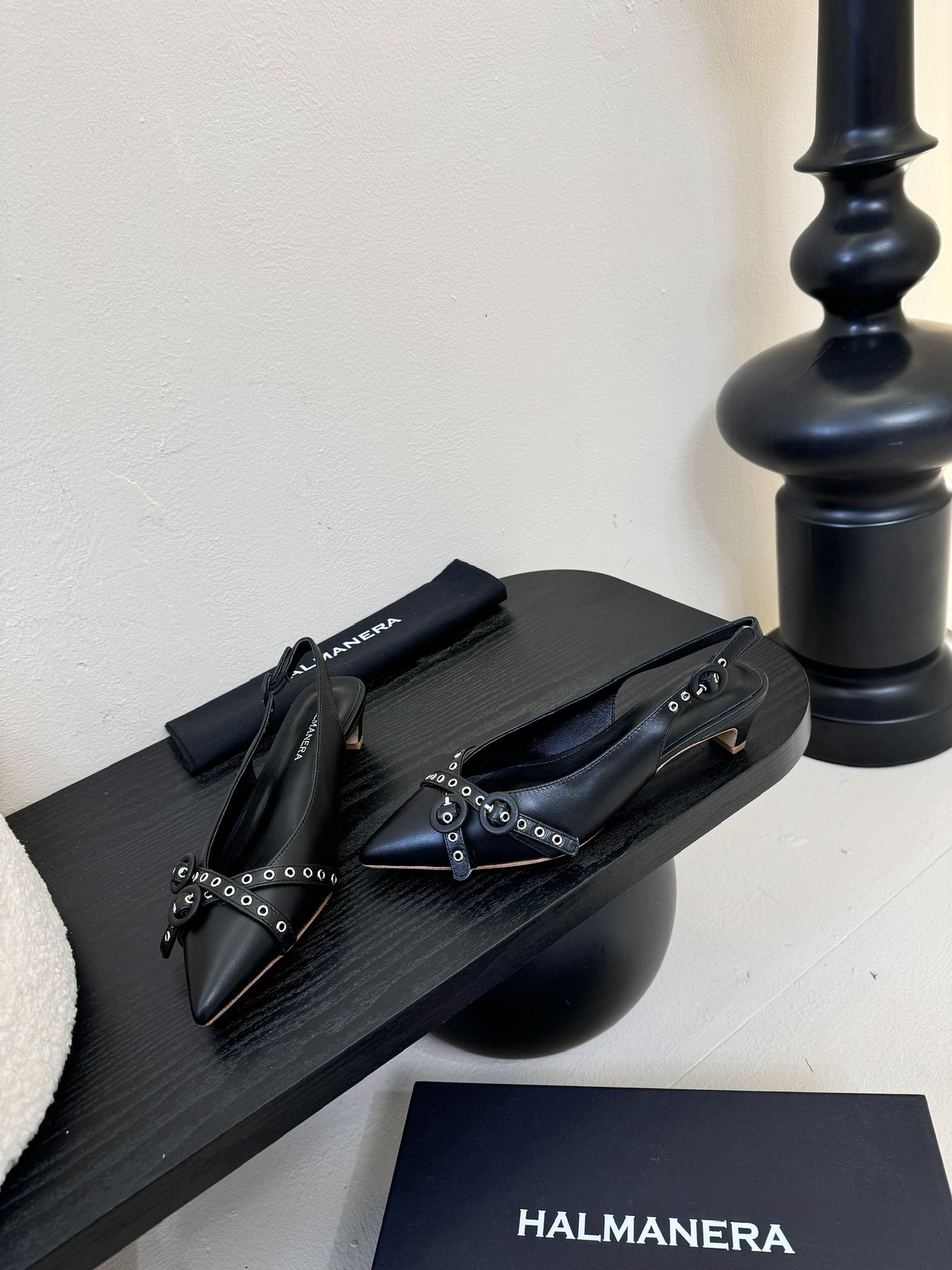 
HALMANERA25春夏新款猫跟尖头扣带后空凉鞋！超级舒服的一款凉鞋！个性十足的潮味、让人一上脚就基