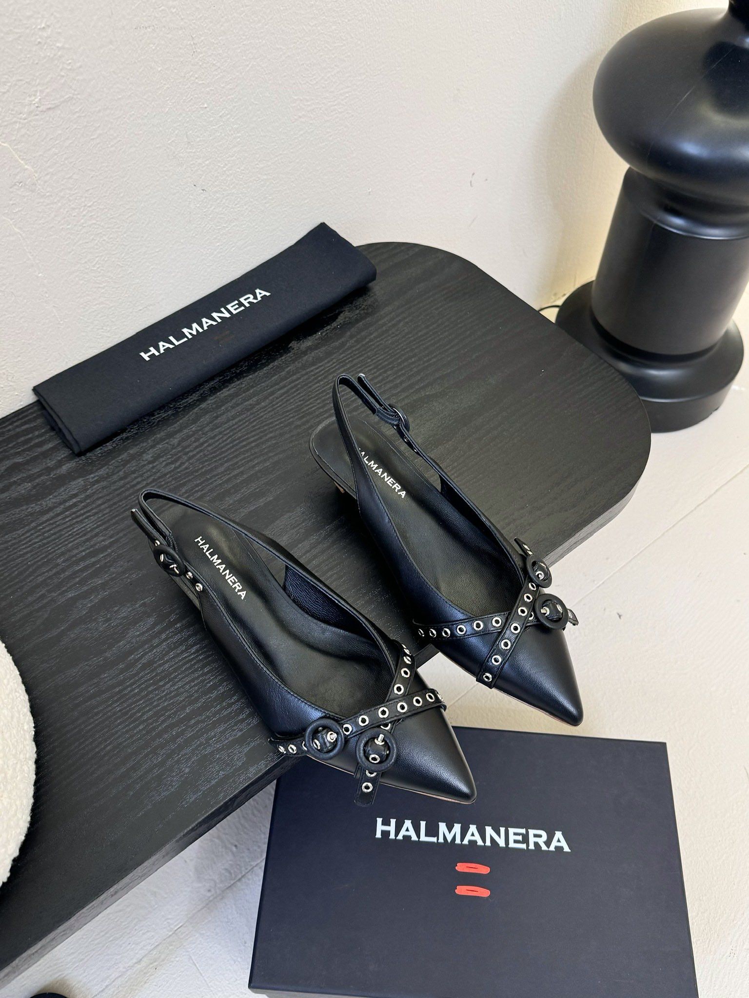 
HALMANERA25春夏新款猫跟尖头扣带后空凉鞋！超级舒服的一款凉鞋！个性十足的潮味、让人一上脚就基