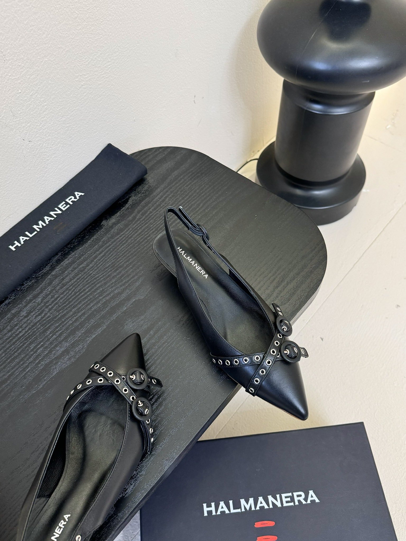 
HALMANERA25春夏新款猫跟尖头扣带后空凉鞋！超级舒服的一款凉鞋！个性十足的潮味、让人一上脚就基