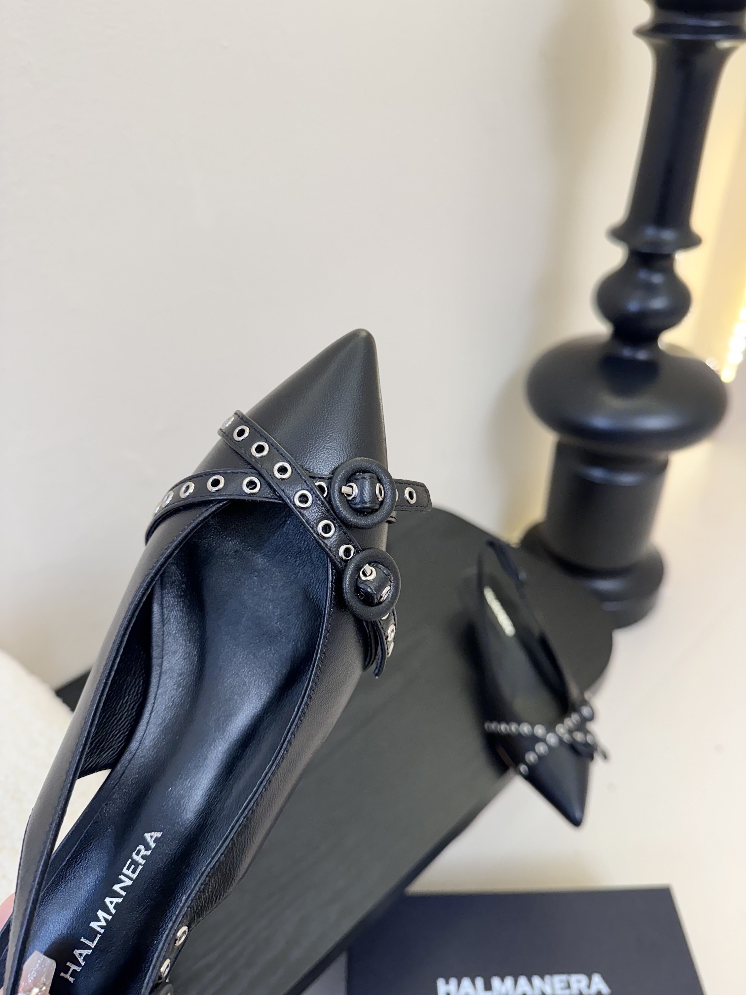 
HALMANERA25春夏新款猫跟尖头扣带后空凉鞋！超级舒服的一款凉鞋！个性十足的潮味、让人一上脚就基