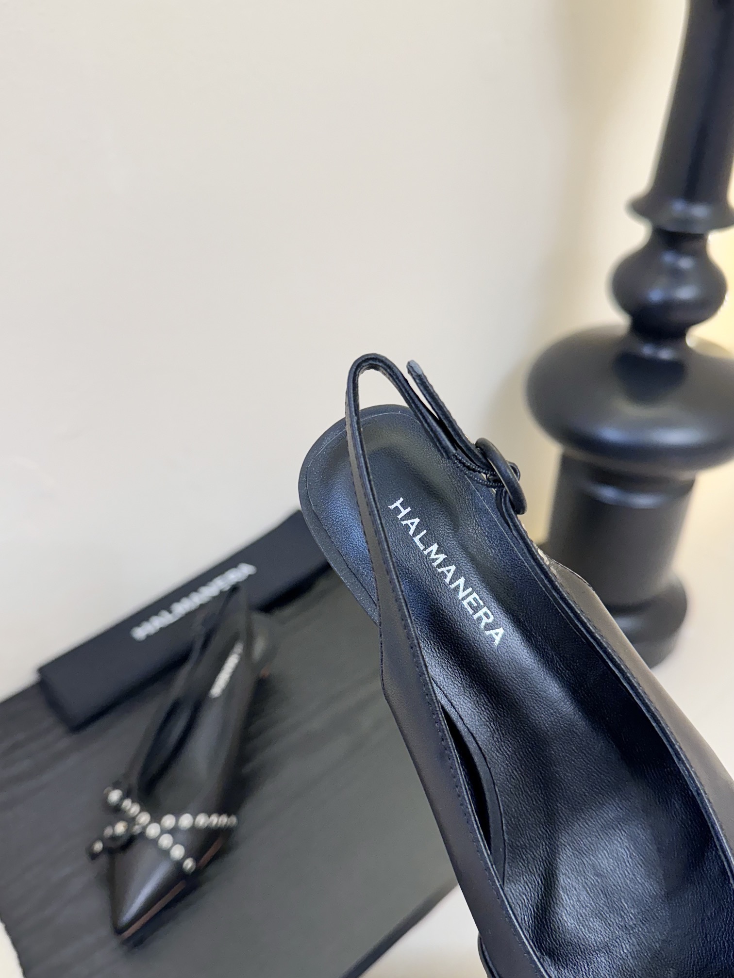 
HALMANERA25春夏新款猫跟尖头扣带后空凉鞋！超级舒服的一款凉鞋！个性十足的潮味、让人一上脚就基