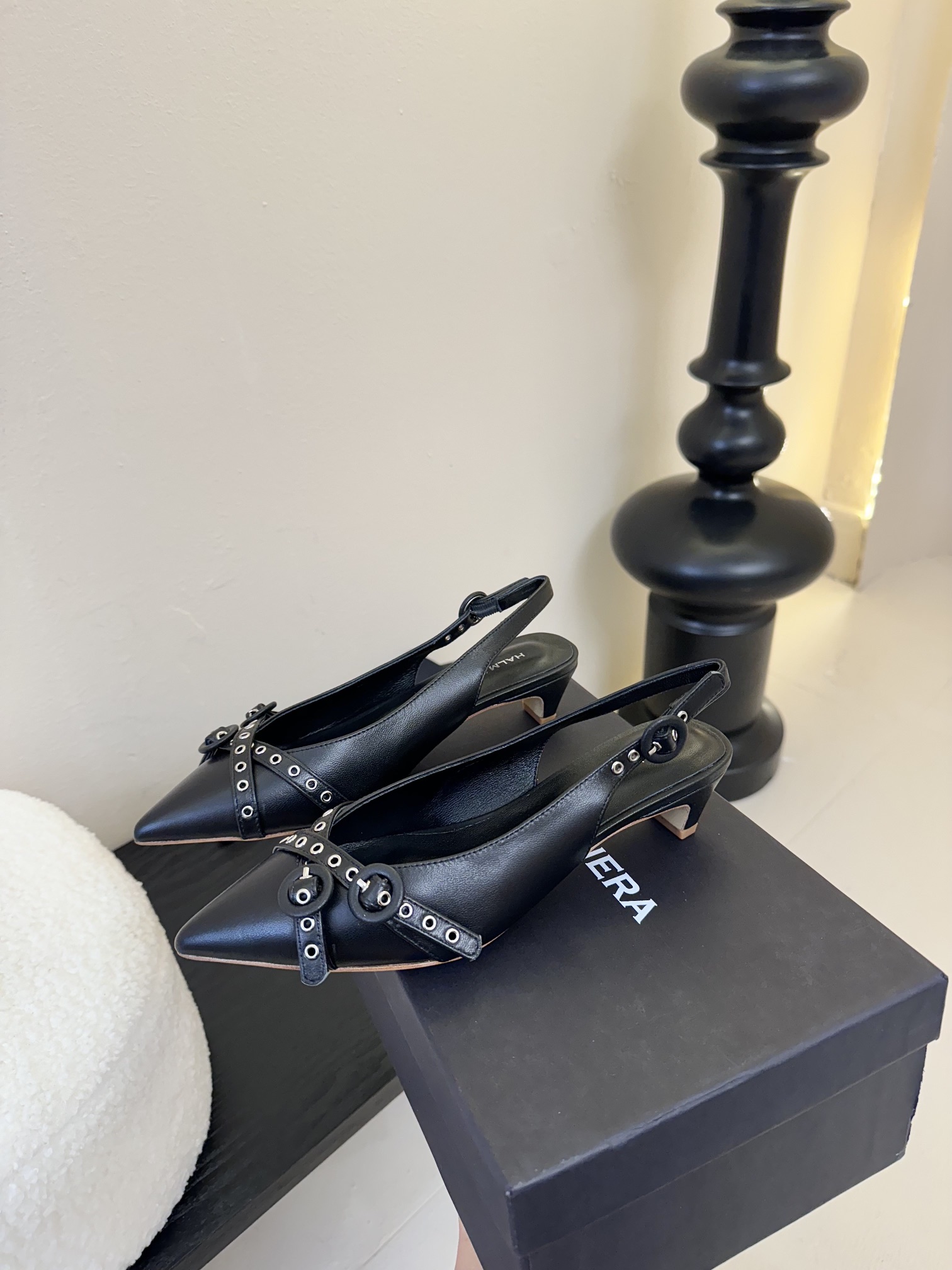 
HALMANERA25春夏新款猫跟尖头扣带后空凉鞋！超级舒服的一款凉鞋！个性十足的潮味、让人一上脚就基