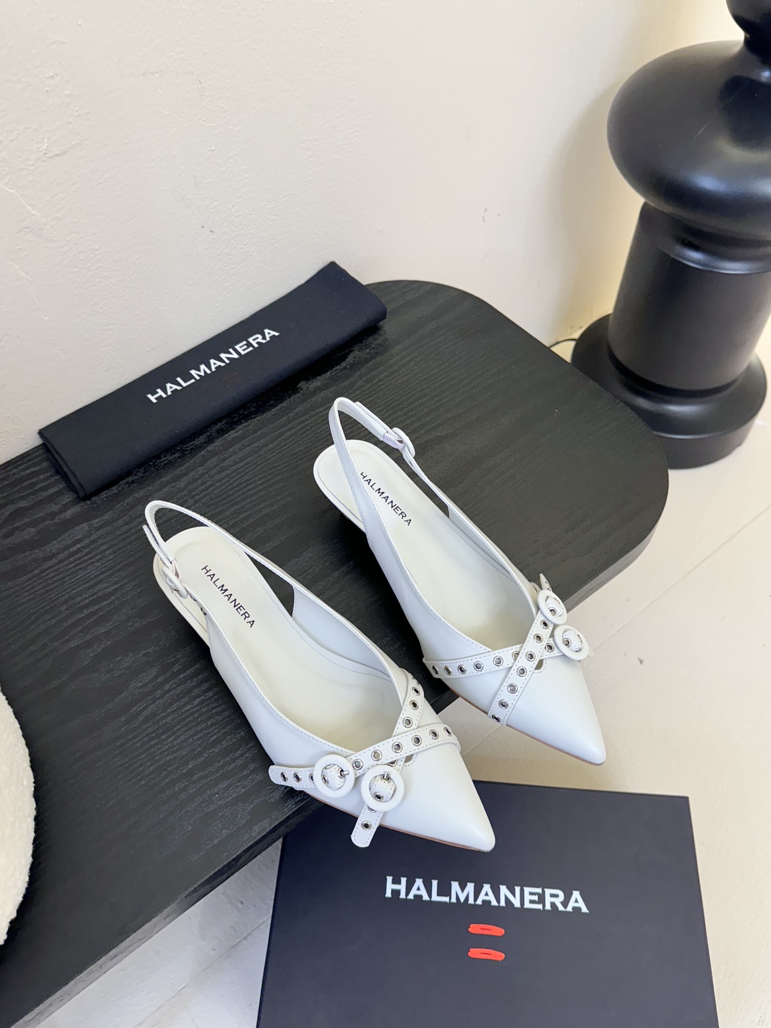 NO:249032,HALMANERA 25 spring and summer new cat heel pointed buckle hollow sandals!  Super comfortable sandals!  The stylish and stylish taste of people with little thought to take off as soon as they get on!  The work is exquisite, both in terms of craftsmanship and comfort, and it is a superb one!  The work is exquisite, both in style and comfort, and it is a superb one!  The upper is made of mixed-bred sheepskin, inner footbed sheepskin imported from Italy, genuine leather outsole, heel height: 3.5cm, size: 35-41 (40 41 custom made without return), sandals, sandals, sheepskin, Leather soles19860909HALMANERA25春夏新款猫跟尖头扣带后空凉鞋！超级舒服的一款凉鞋！个性十足的潮味、让人一上脚就基本没有想脱下来的节奏！精工细作,无论是工艺上的还是舒适度,都是超级棒的一款！精工细作,无论是款式还是舒适度,都是超级棒的一款！ 鞋面采用混种羊皮 内里垫脚羊皮 意大利进口真皮大底 跟高:3.5cm 码数:35-41（40 41定做不退换）,凉鞋,sandals,sheepskin,Leather soles,Women's Shoes