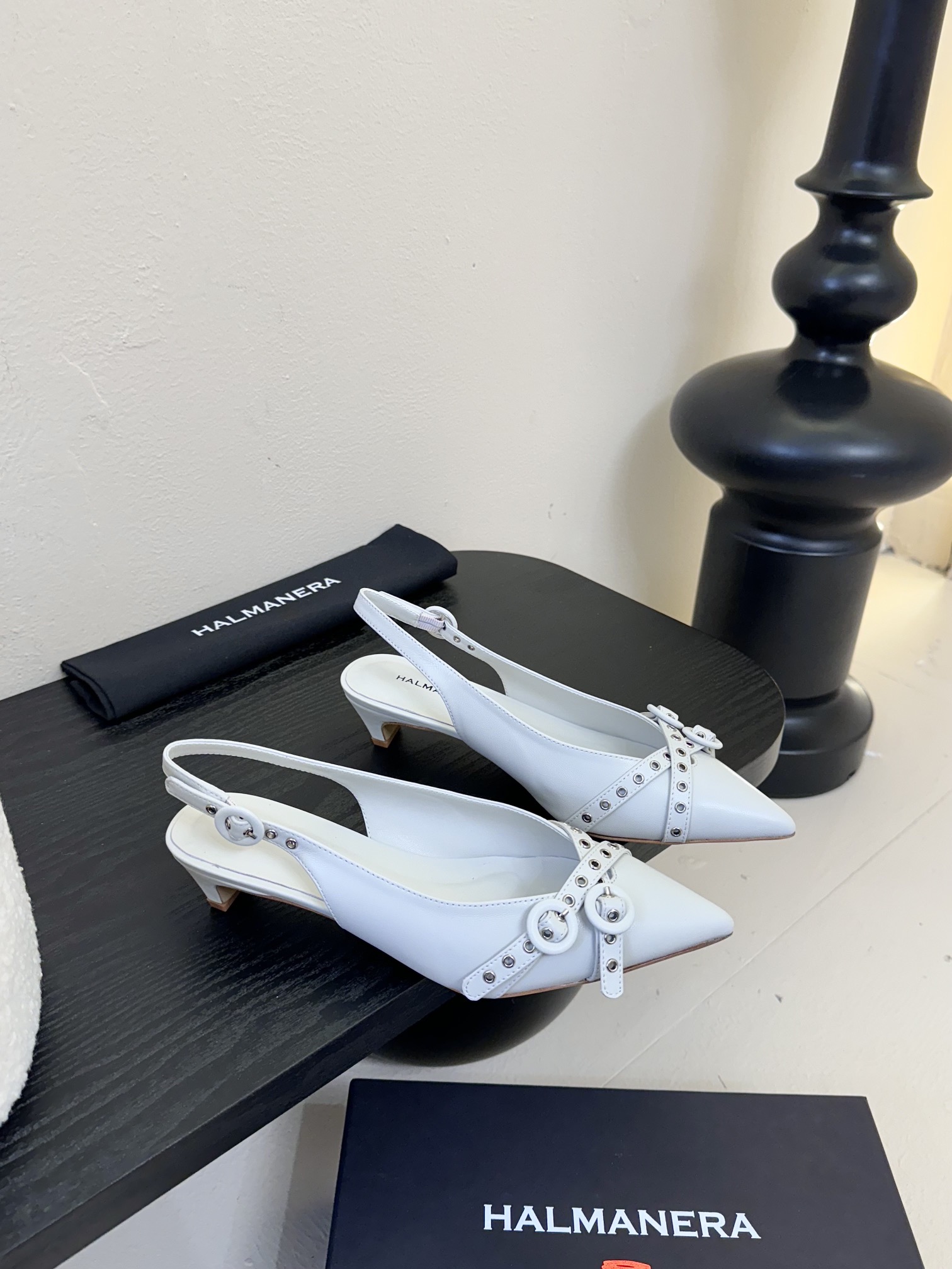 
HALMANERA25春夏新款猫跟尖头扣带后空凉鞋！超级舒服的一款凉鞋！个性十足的潮味、让人一上脚就基