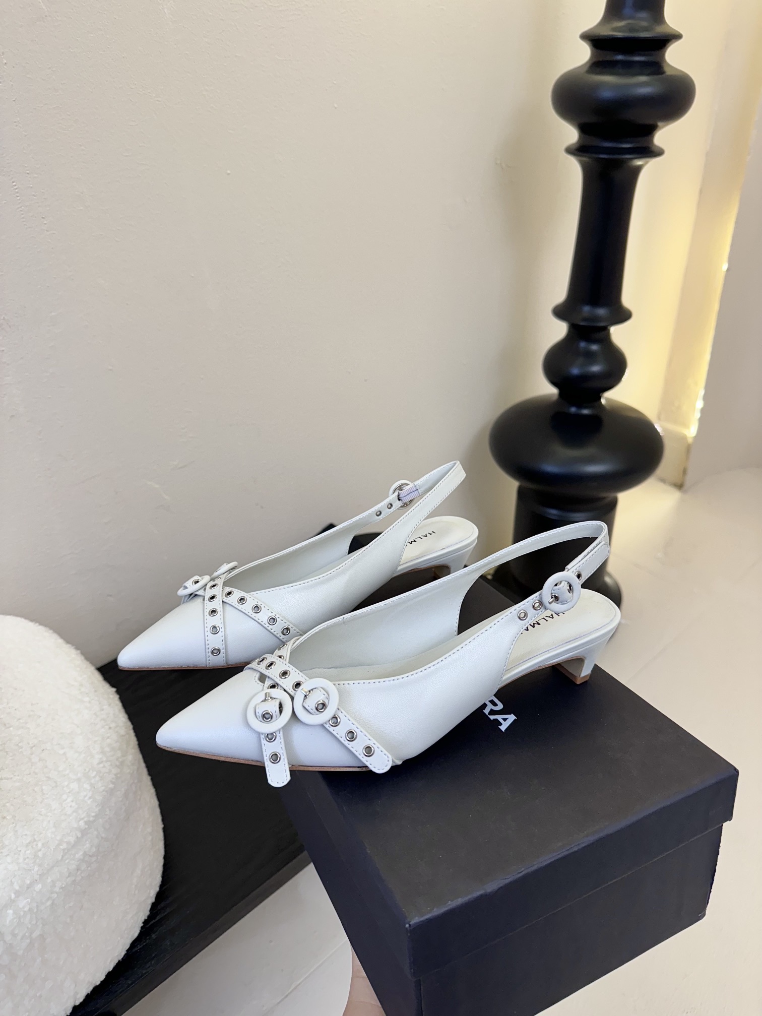 
HALMANERA25春夏新款猫跟尖头扣带后空凉鞋！超级舒服的一款凉鞋！个性十足的潮味、让人一上脚就基