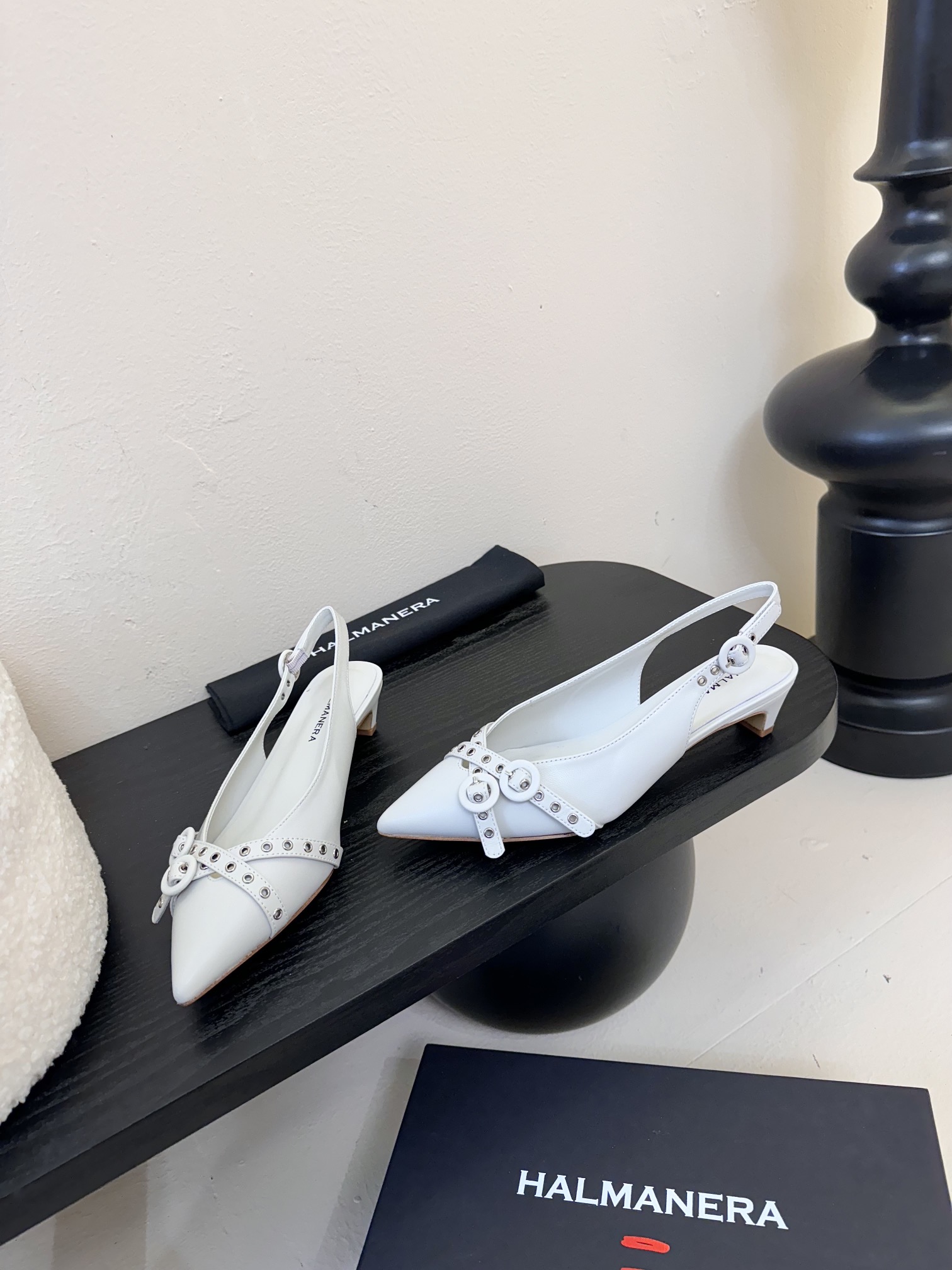 
HALMANERA25春夏新款猫跟尖头扣带后空凉鞋！超级舒服的一款凉鞋！个性十足的潮味、让人一上脚就基