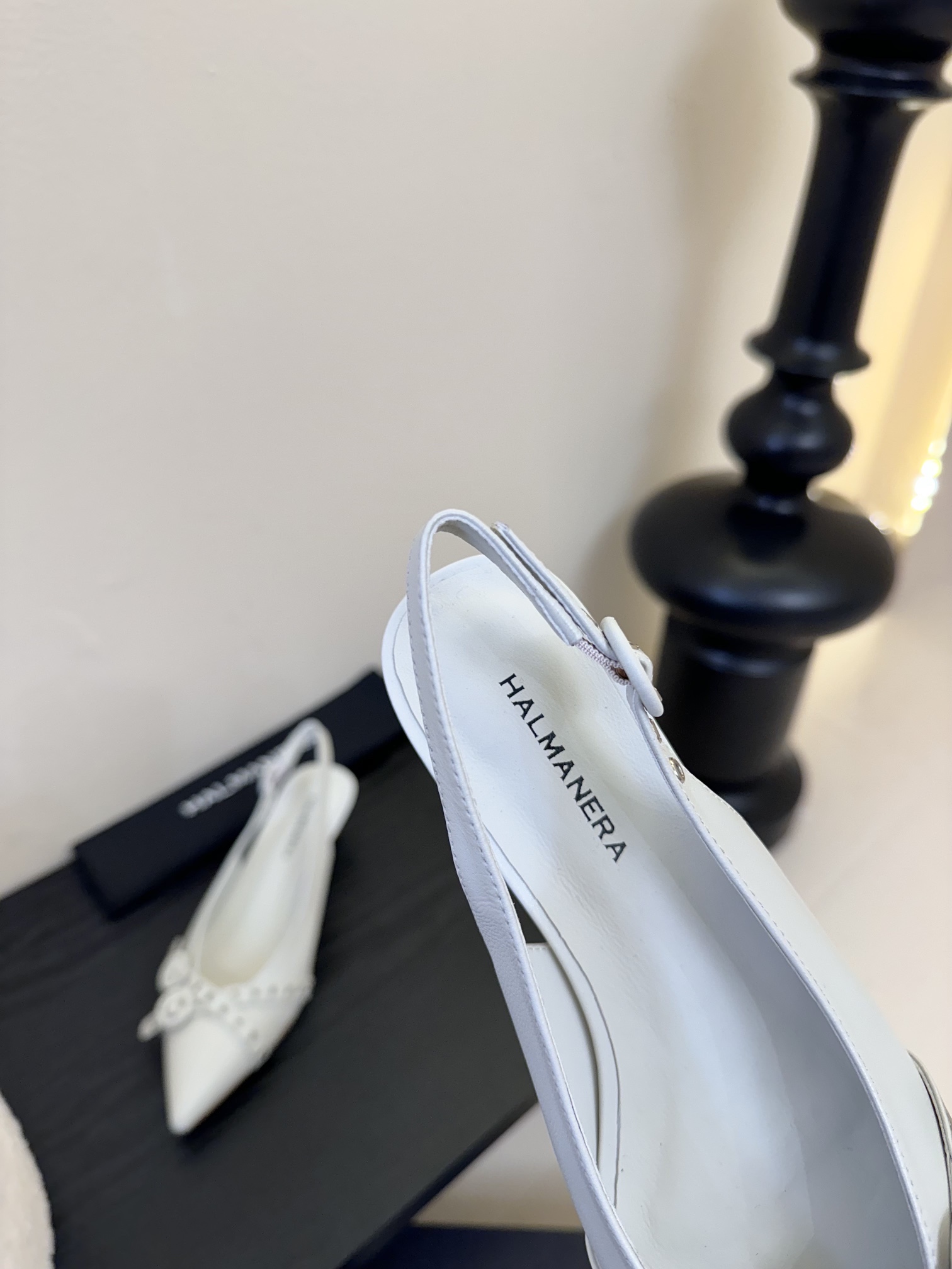 
HALMANERA25春夏新款猫跟尖头扣带后空凉鞋！超级舒服的一款凉鞋！个性十足的潮味、让人一上脚就基