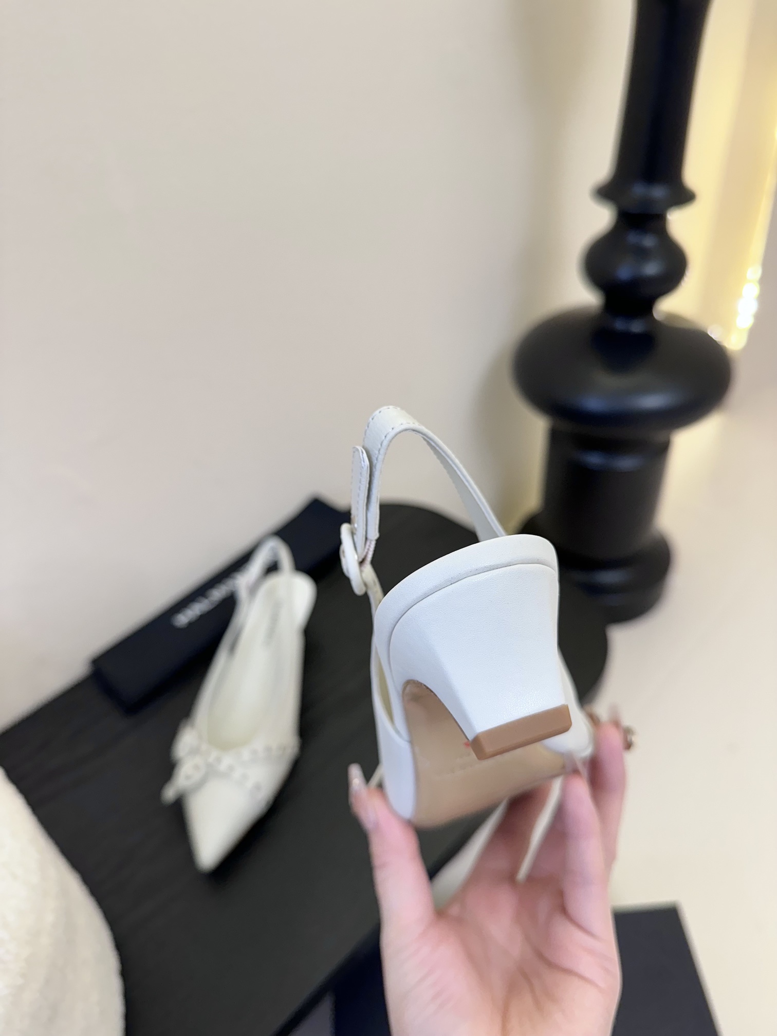 
HALMANERA25春夏新款猫跟尖头扣带后空凉鞋！超级舒服的一款凉鞋！个性十足的潮味、让人一上脚就基