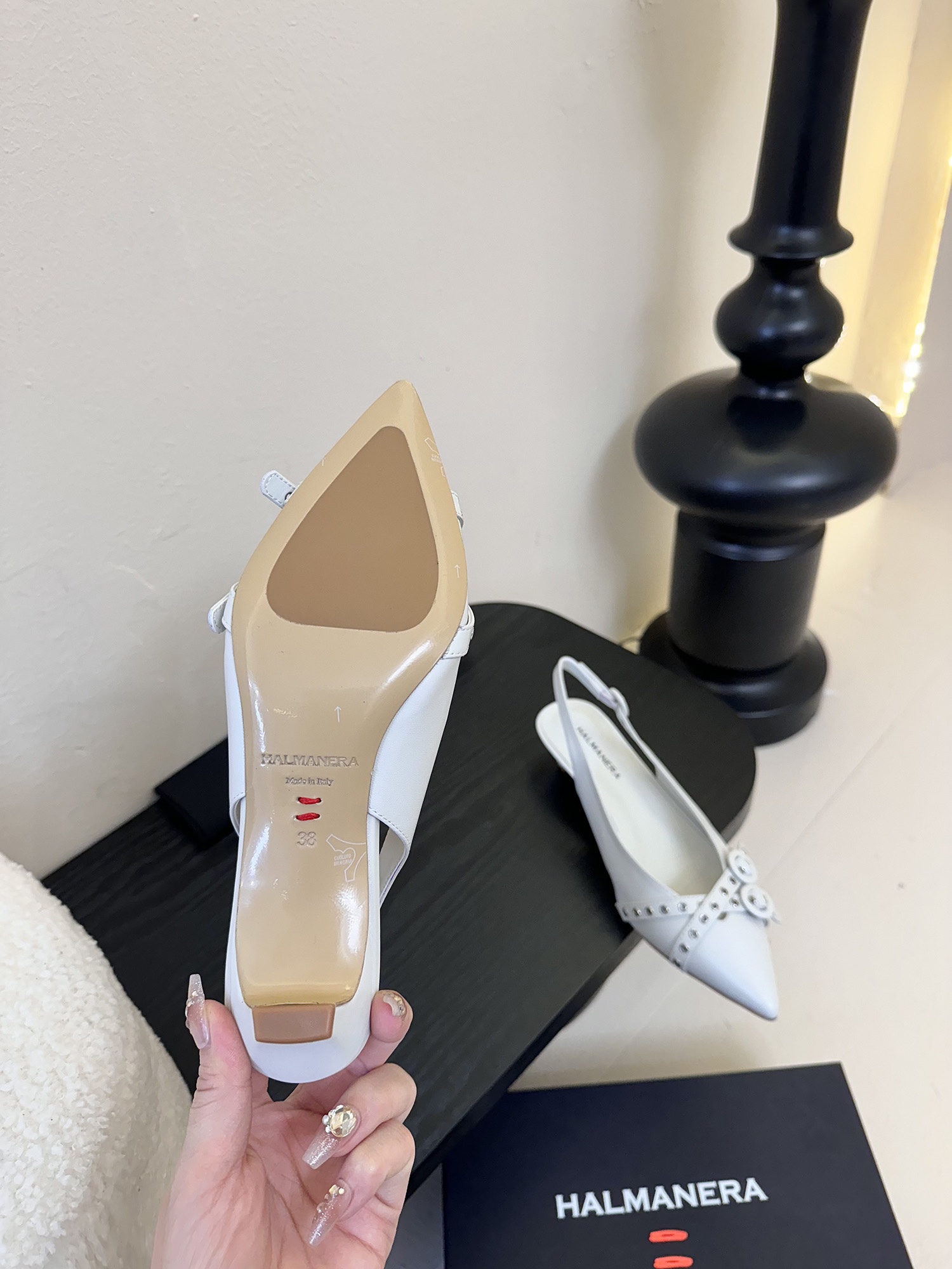 
HALMANERA25春夏新款猫跟尖头扣带后空凉鞋！超级舒服的一款凉鞋！个性十足的潮味、让人一上脚就基