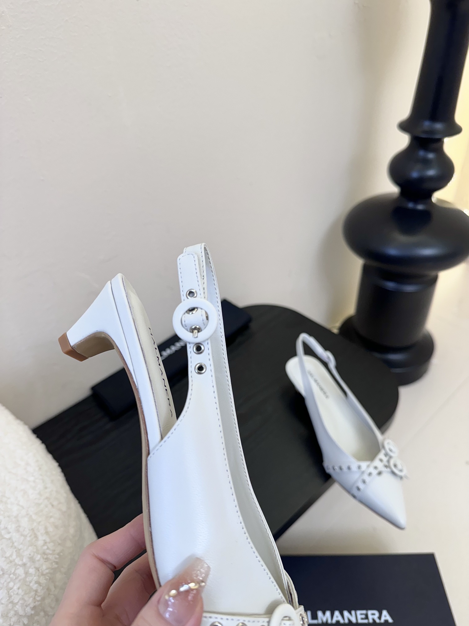 
HALMANERA25春夏新款猫跟尖头扣带后空凉鞋！超级舒服的一款凉鞋！个性十足的潮味、让人一上脚就基