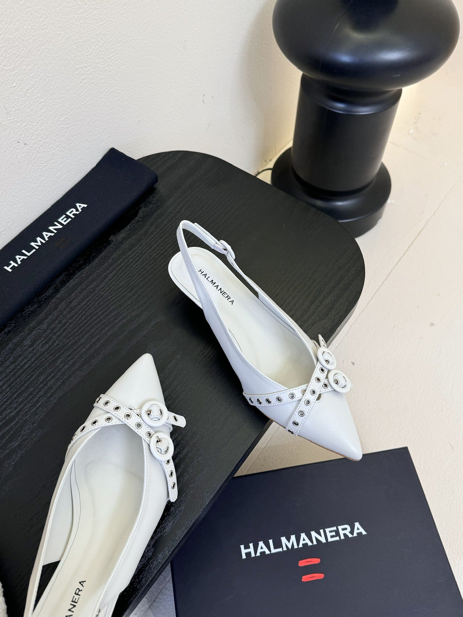 
HALMANERA25春夏新款猫跟尖头扣带后空凉鞋！超级舒服的一款凉鞋！个性十足的潮味、让人一上脚就基