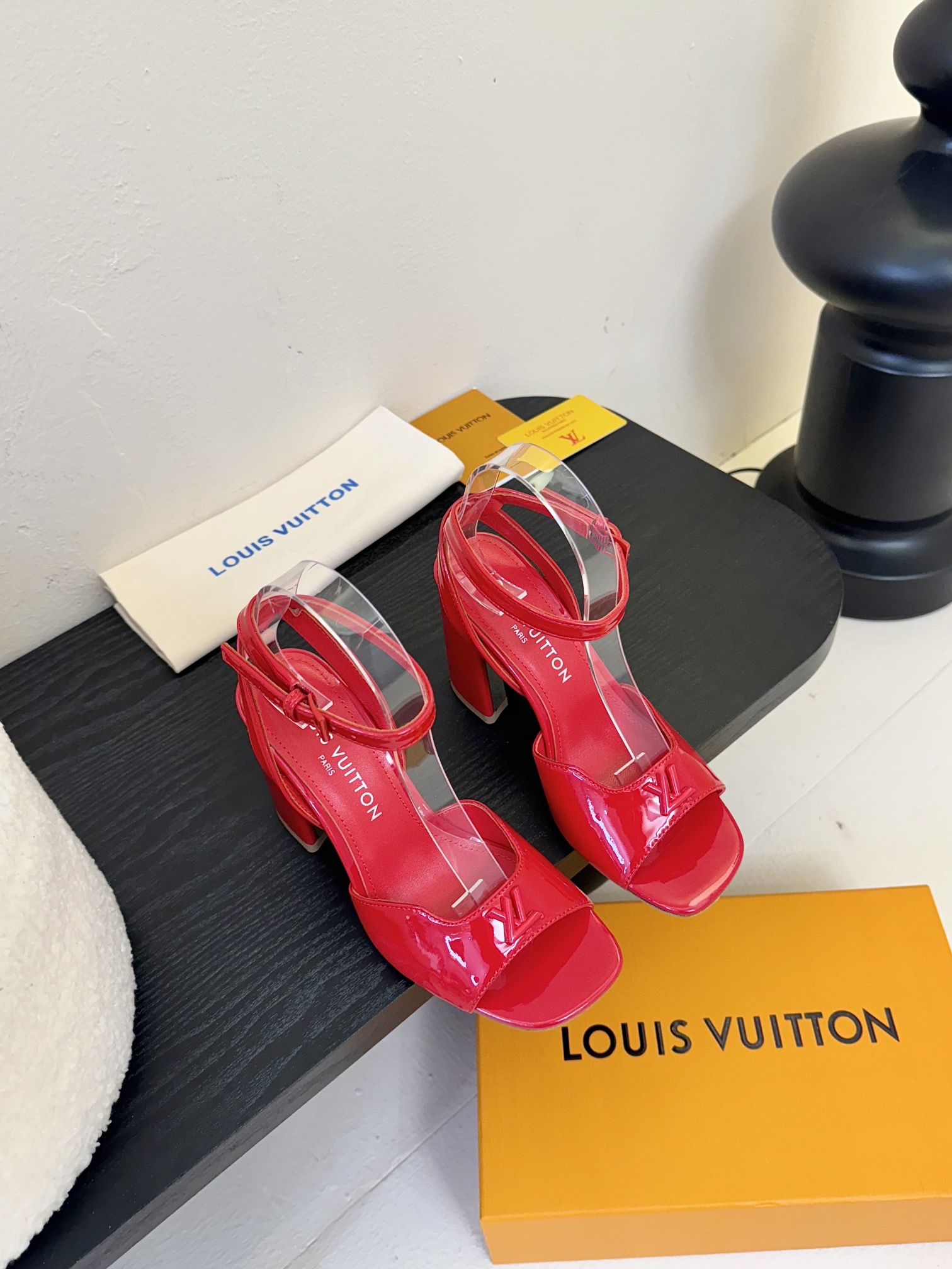 下单备注跟度
LOUI* VUITTO*  | L✔️驴牌2025年新款 烤漆扣粗跟凉鞋
材料牛漆皮/真