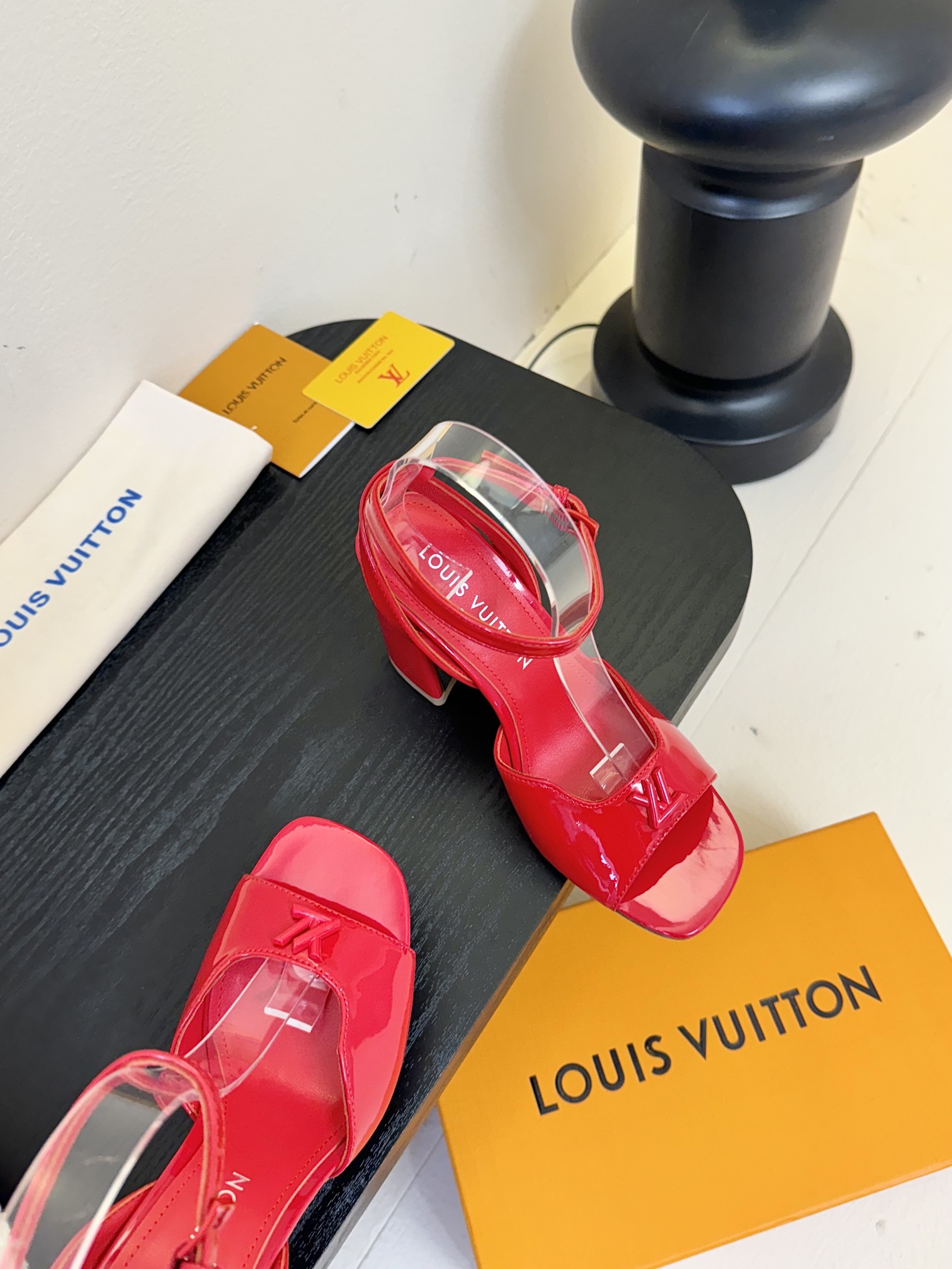 下单备注跟度
LOUI* VUITTO*  | L✔️驴牌2025年新款 烤漆扣粗跟凉鞋
材料牛漆皮/真
