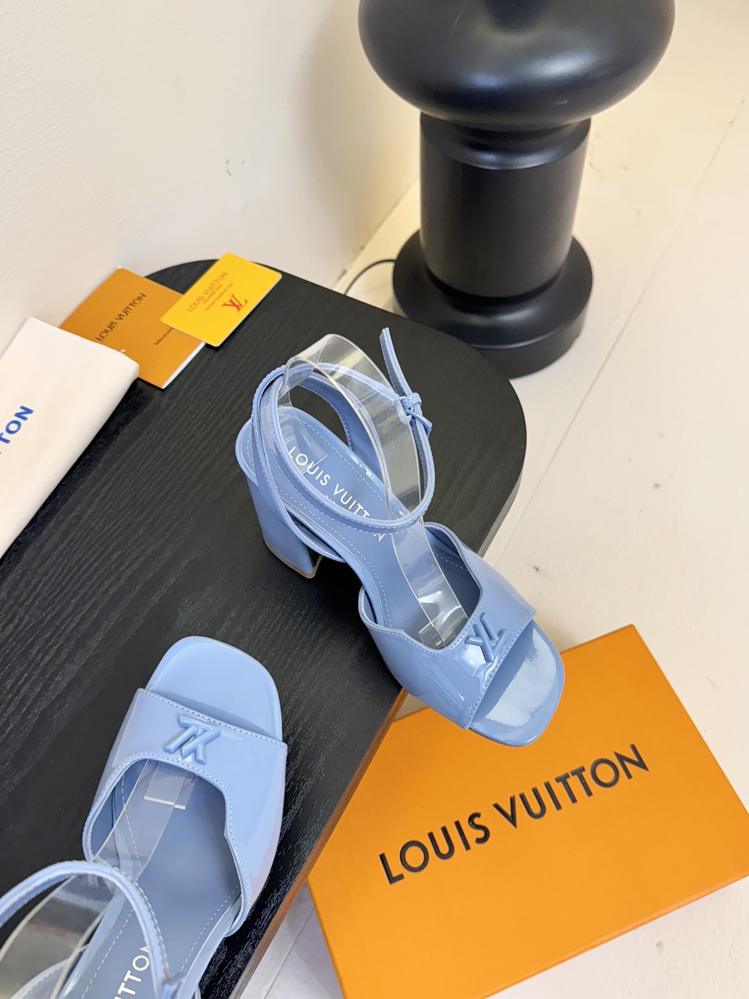 下单备注跟度
LOUI* VUITTO*  | L✔️驴牌2025年新款 烤漆扣粗跟凉鞋
材料牛漆皮/真