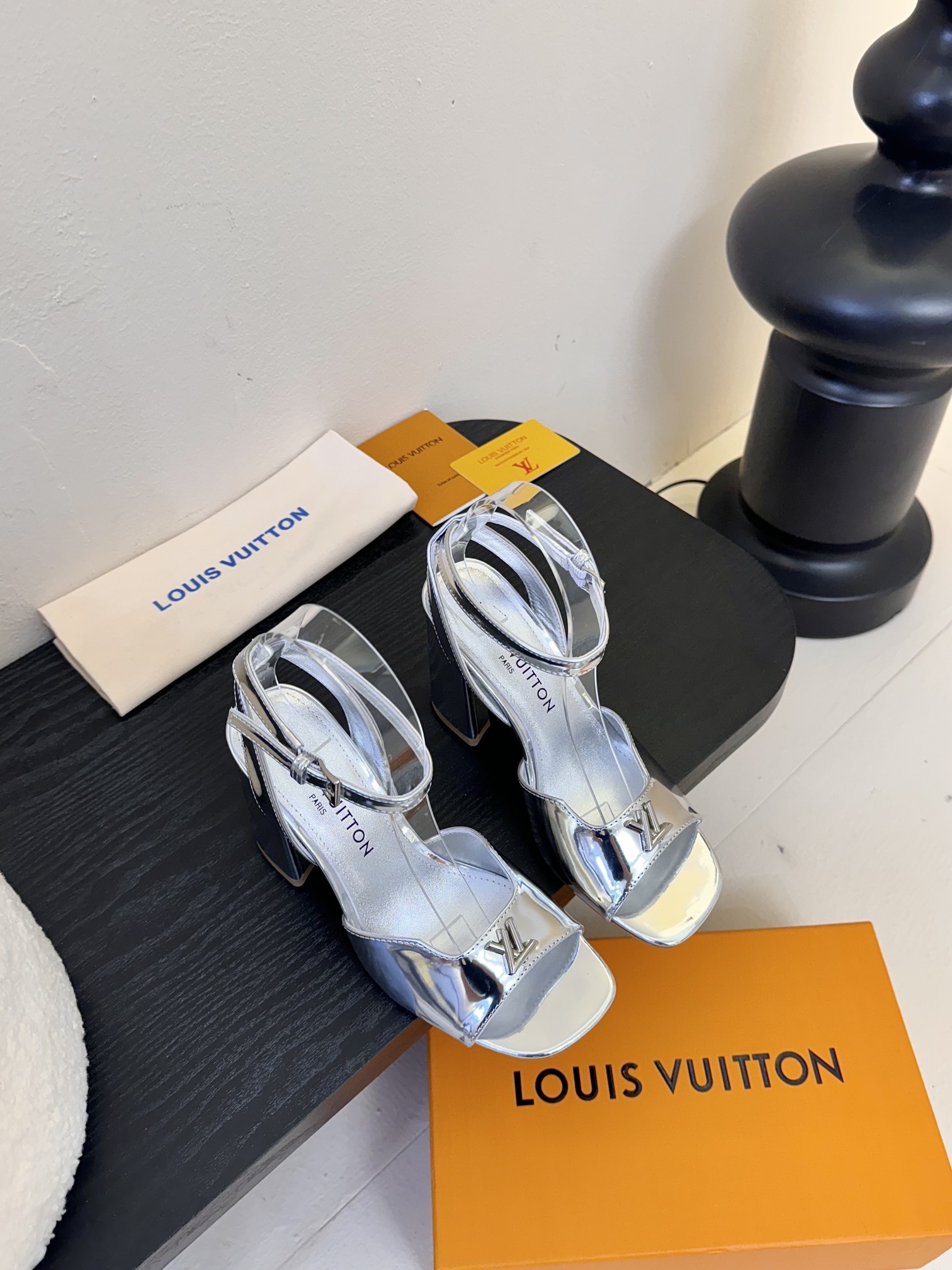 下单备注跟度
LOUI* VUITTO*  | L✔️驴牌2025年新款 烤漆扣粗跟凉鞋
材料牛漆皮/真