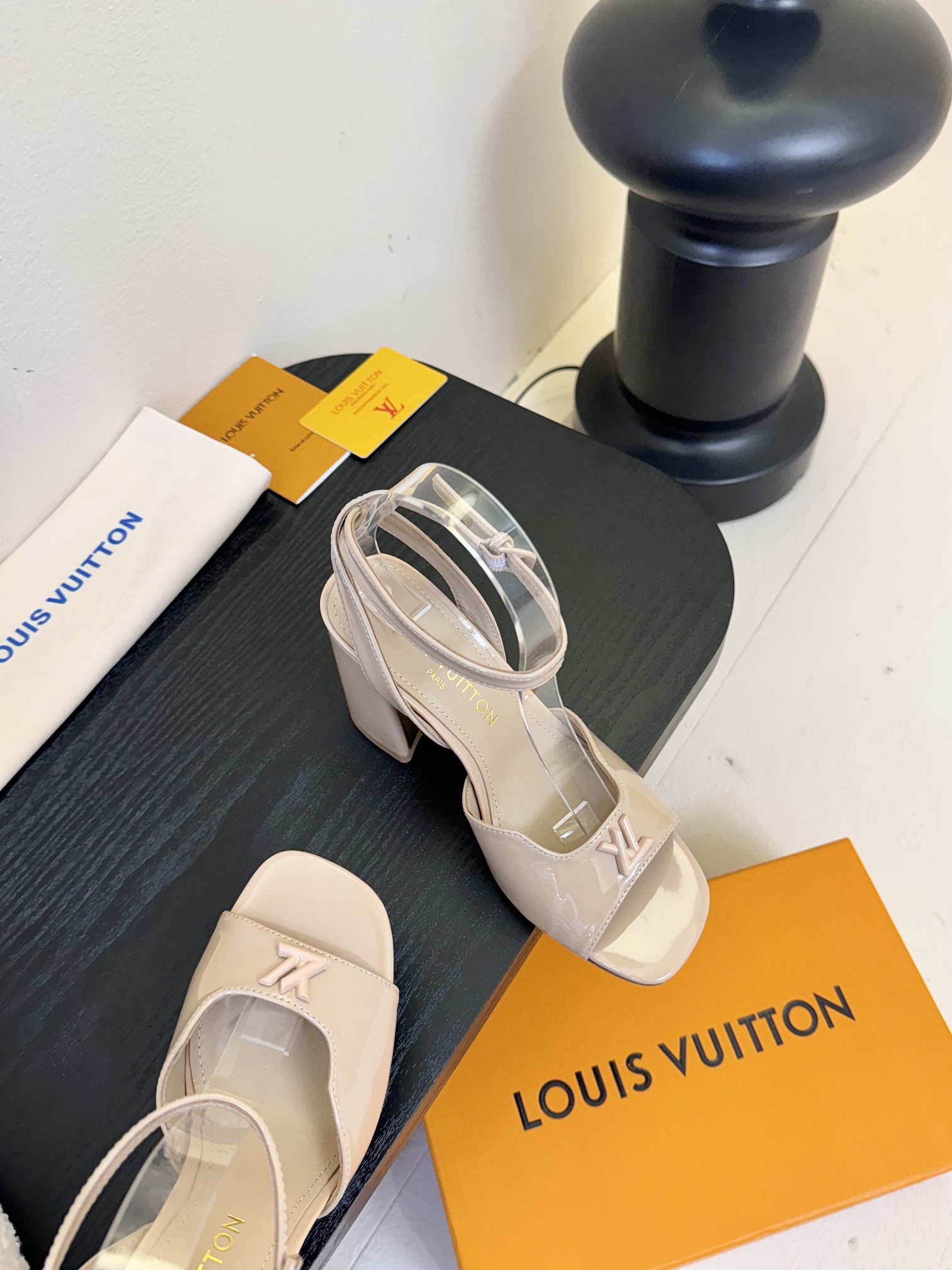 下单备注跟度
LOUI* VUITTO*  | L✔️驴牌2025年新款 烤漆扣粗跟凉鞋
材料牛漆皮/真