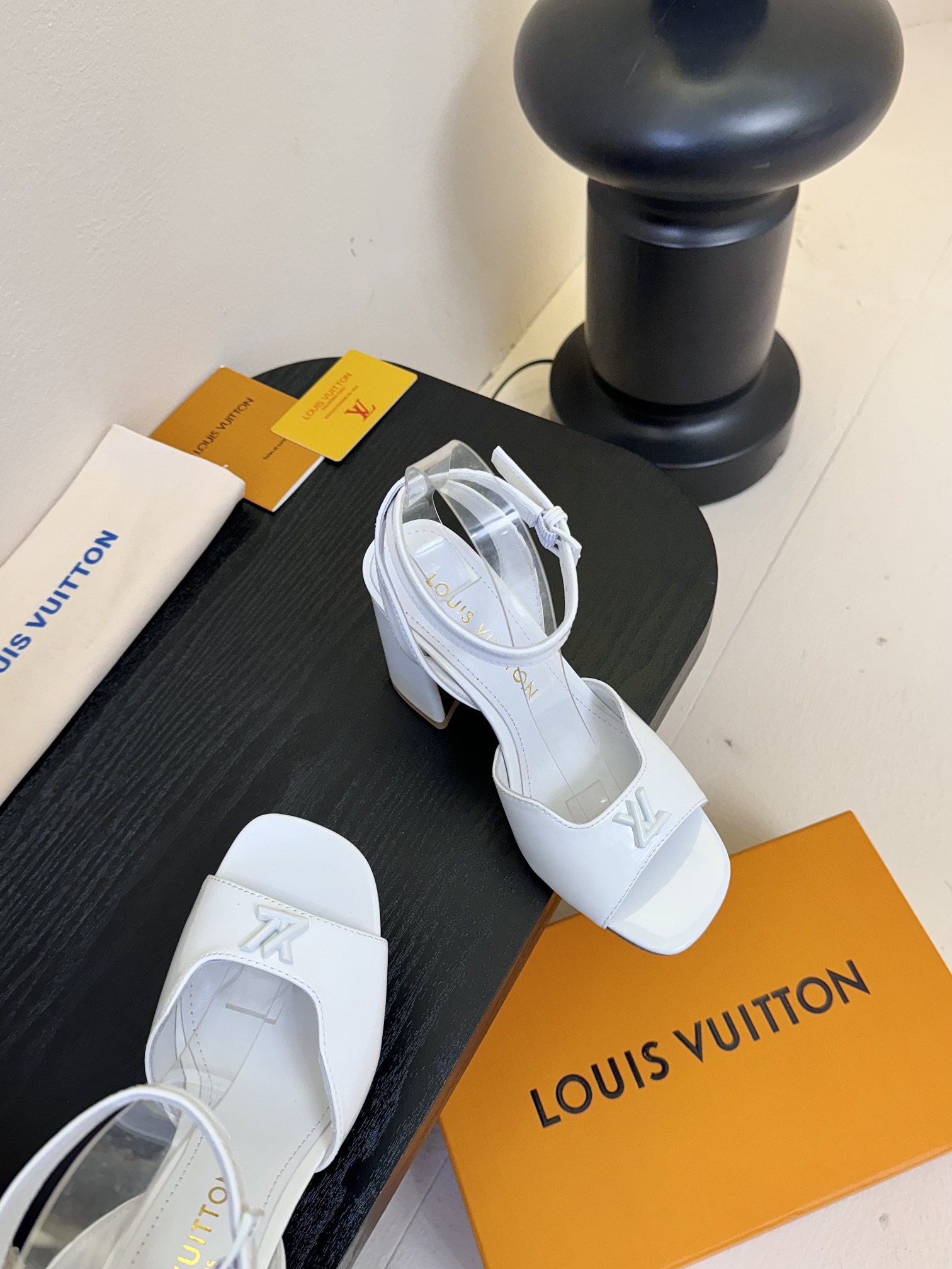 下单备注跟度
LOUI* VUITTO*  | L✔️驴牌2025年新款 烤漆扣粗跟凉鞋
材料牛漆皮/真