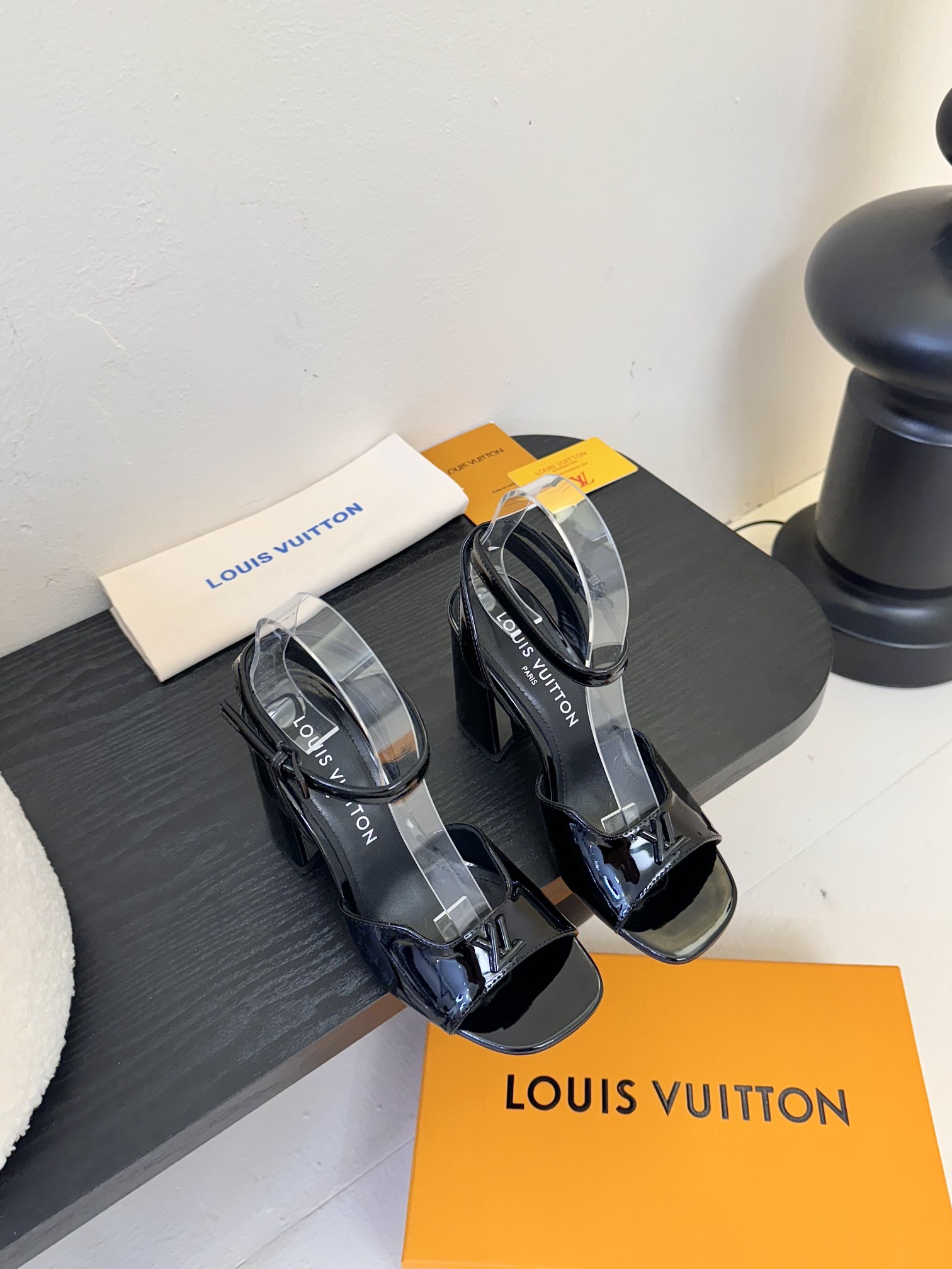 下单备注跟度
LOUI* VUITTO*  | L✔️驴牌2025年新款 烤漆扣粗跟凉鞋
材料牛漆皮/真