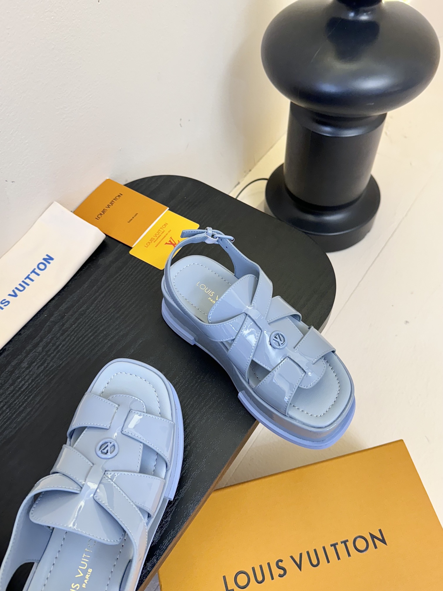 
Louis Vuitton 路易威登 MAYA FLATFORM 凉鞋‼️
      本款 Maya