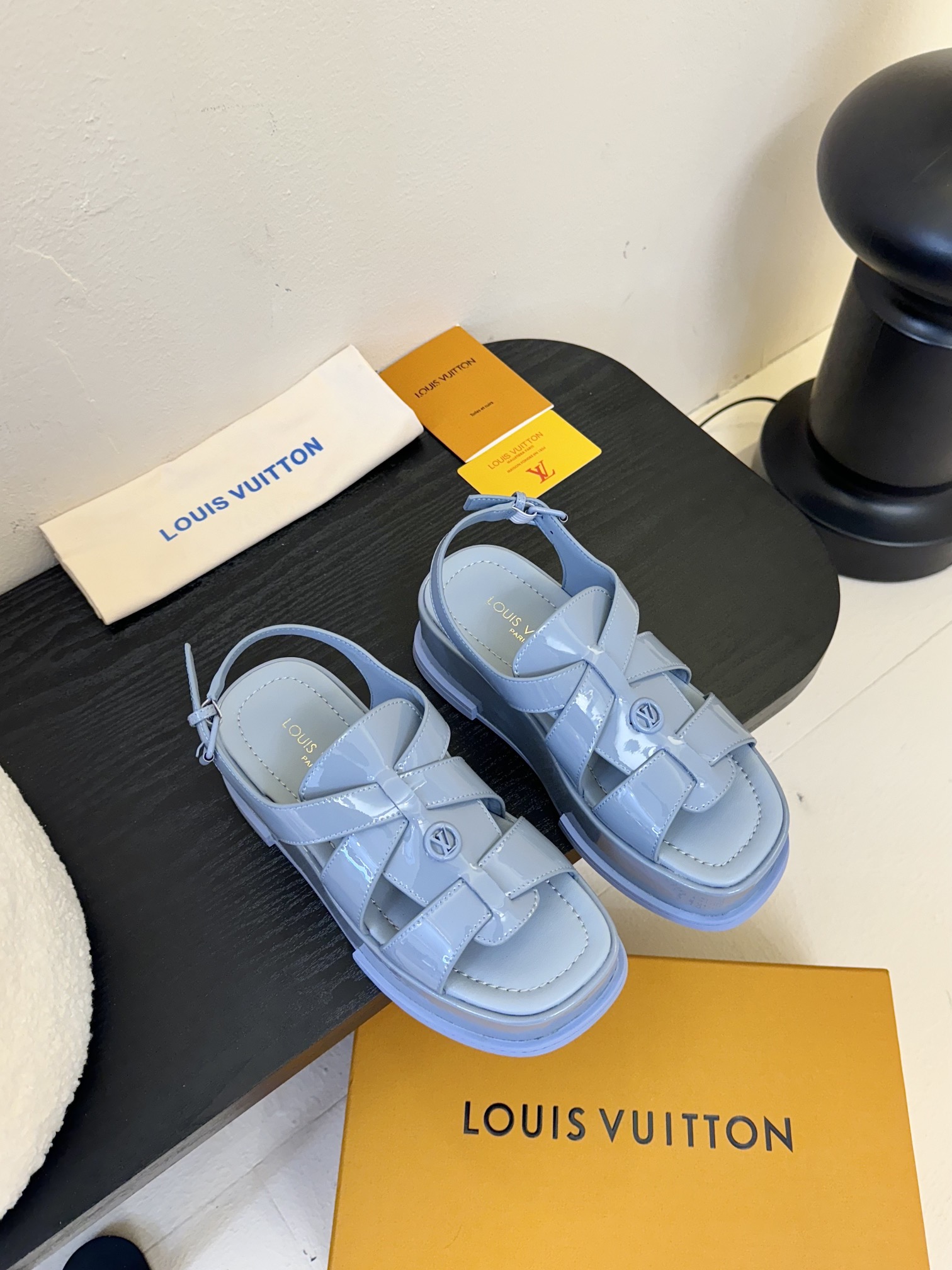 
Louis Vuitton 路易威登 MAYA FLATFORM 凉鞋‼️
      本款 Maya