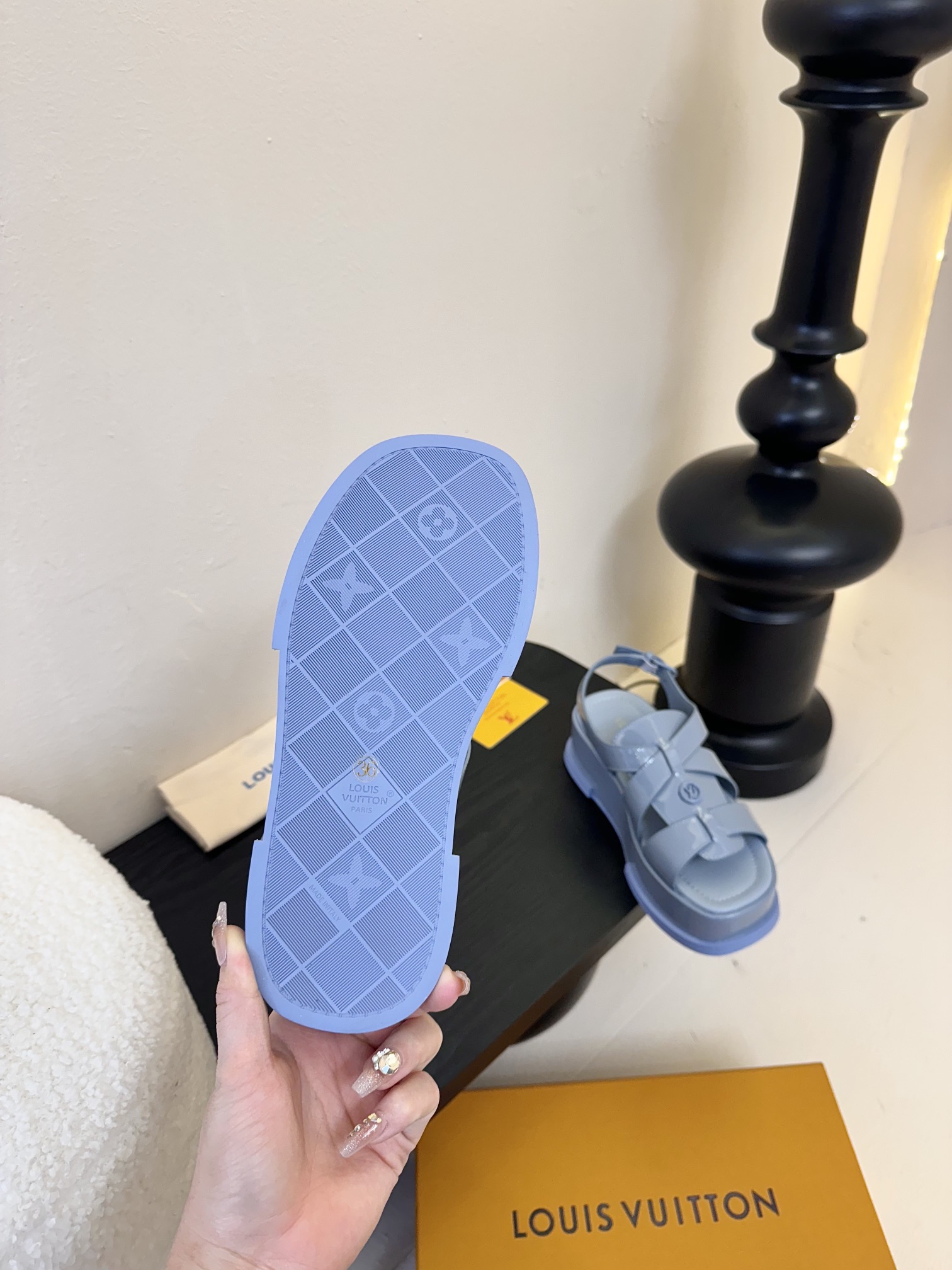 
Louis Vuitton 路易威登 MAYA FLATFORM 凉鞋‼️
      本款 Maya