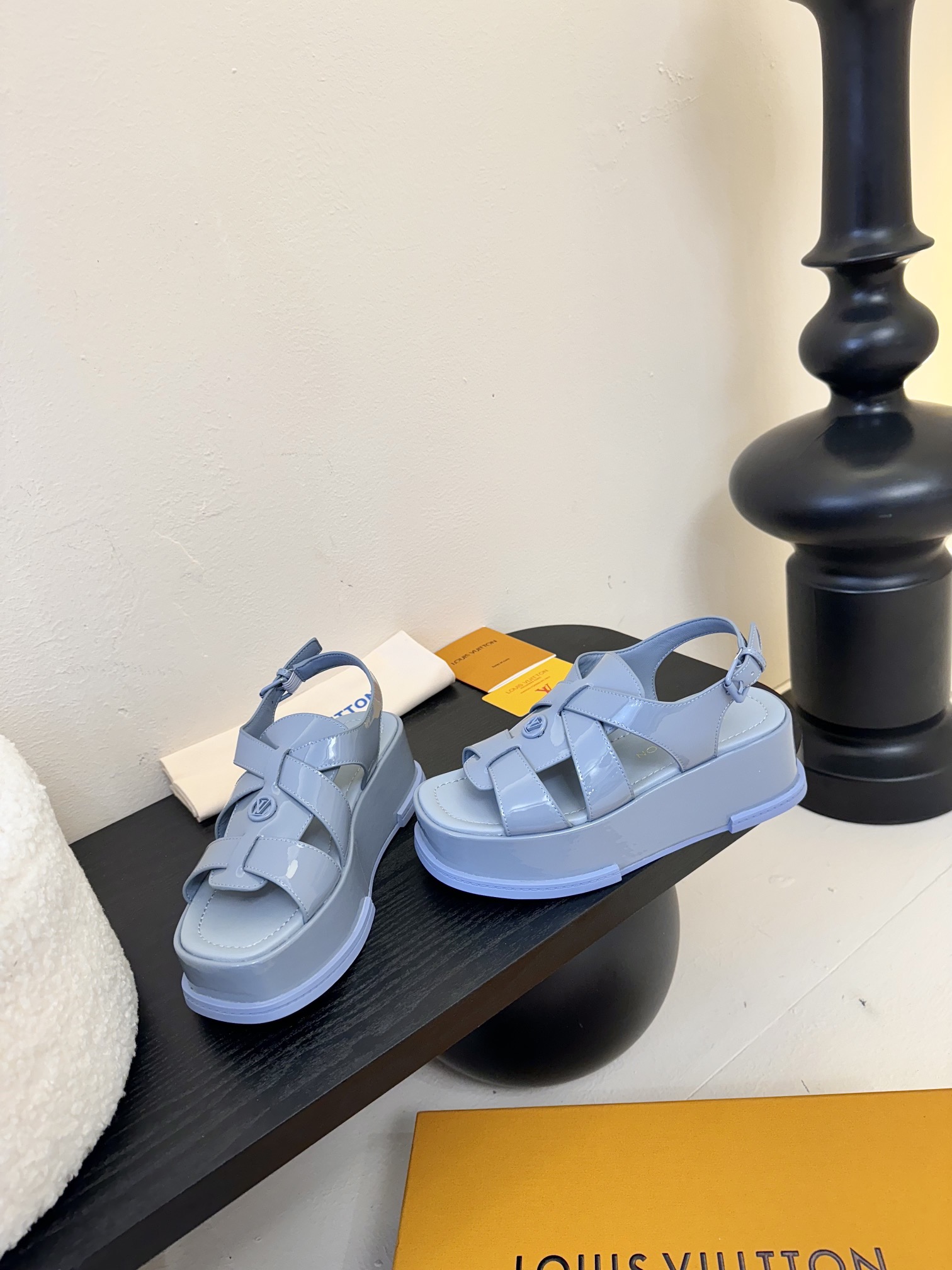 
Louis Vuitton 路易威登 MAYA FLATFORM 凉鞋‼️
      本款 Maya